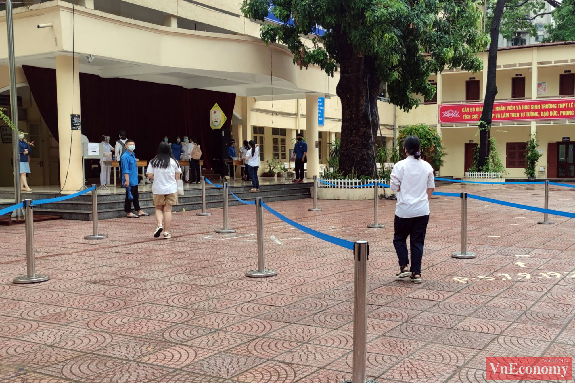 Ngay tại khu vực cổng trường, thí sinh và cán bộ coi thi được yêu cầu kiểm tra thân nhiệt và khử khuẩn tay. 