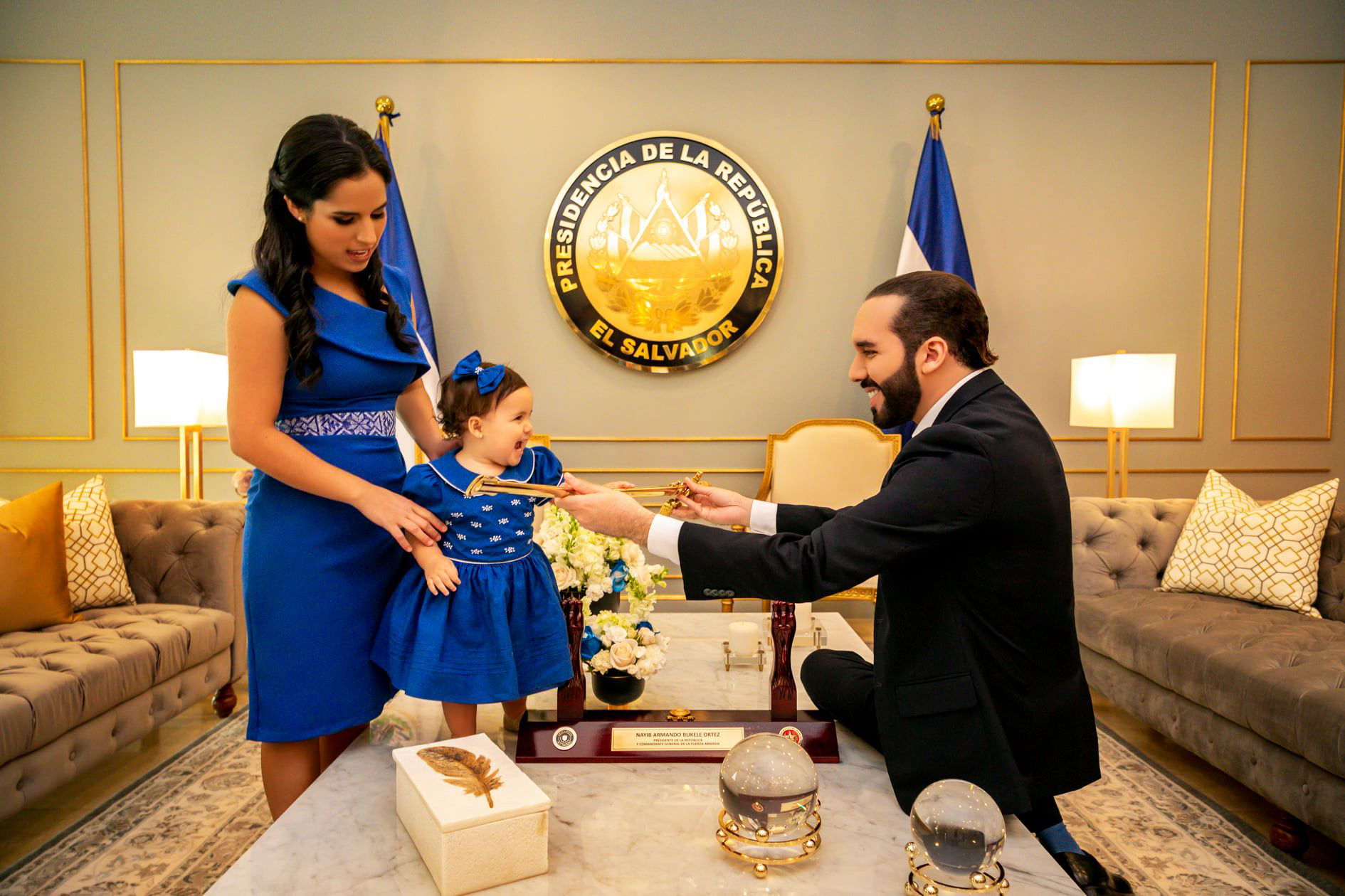Tổng thống Nayib Bukele của El Salvador cùng vợ và con gái - Ảnh: El Pais.
