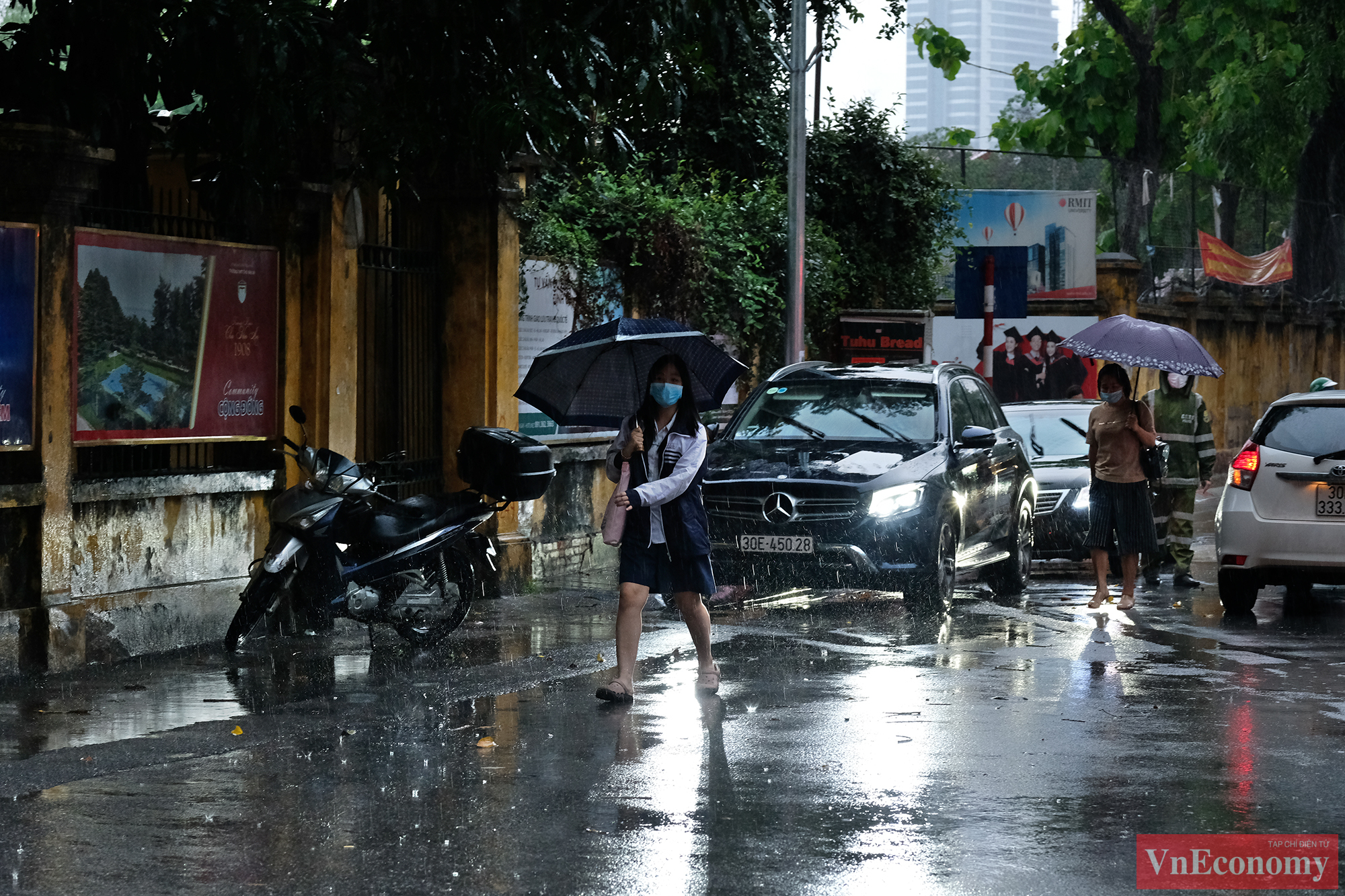 Tại điểm thi THPT Chu Văn An (Tây Hồ, Hà Nội), từ 6h30 sáng đã có nhiều phụ huynh đưa con đến đợi tới giờ vào phòng thi.