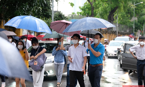Hà Nội: Hơn 93.000 học sinh đội mưa dự thi vào lớp 10