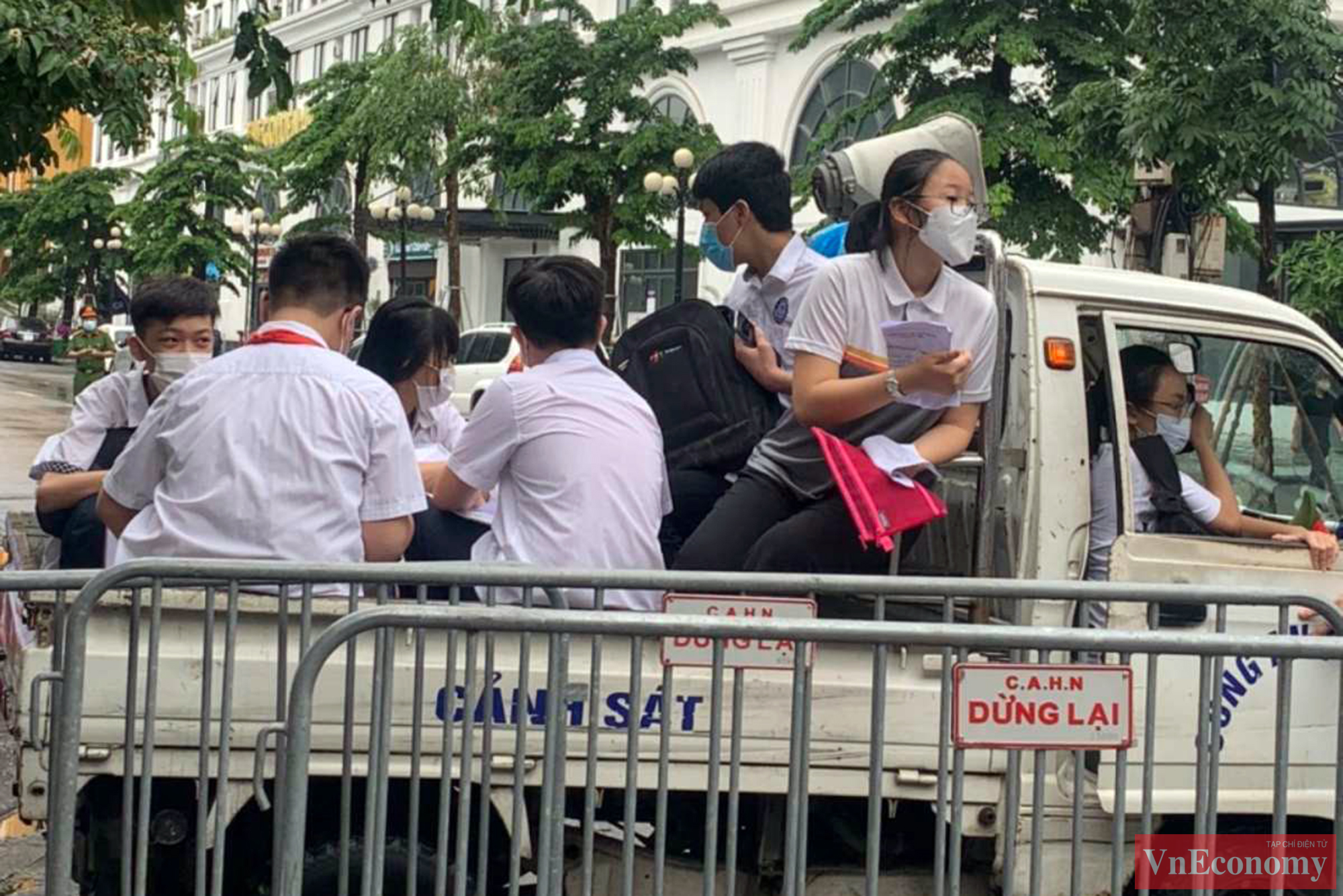 Tại điểm thi THCS v&agrave; THPT Nguyễn Tr&atilde;i, một số học sinh đến nhầm điểm thi, được di chuyển hỏa tốc đến điểm thi đ&uacute;ng bằng xe chuy&ecirc;n dụng của lực lượng cảnh s&aacute;t trật tự.