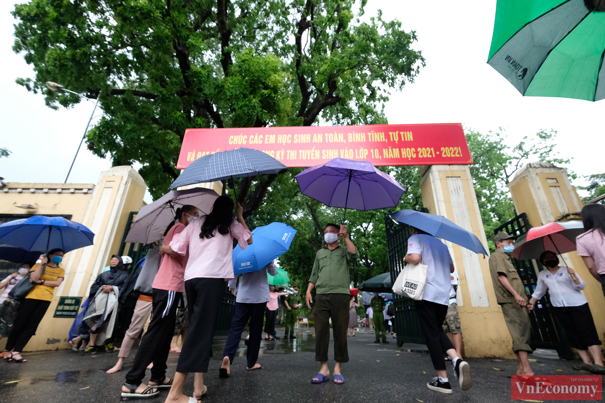Lực lượng chức năng phải huy động thêm nhân lực để đảm bảo giao thông, trật tự tại khu vực trước mỗi điểm thi.