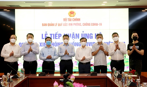 Bộ trưởng Hồ Đức Phớc (thứ ba từ trái sang) cùng đại diện Ban Quản lý Quỹ chụp ảnh lưu niệm cùng các nhà tài trợ. Ảnh: Hồng Vân.