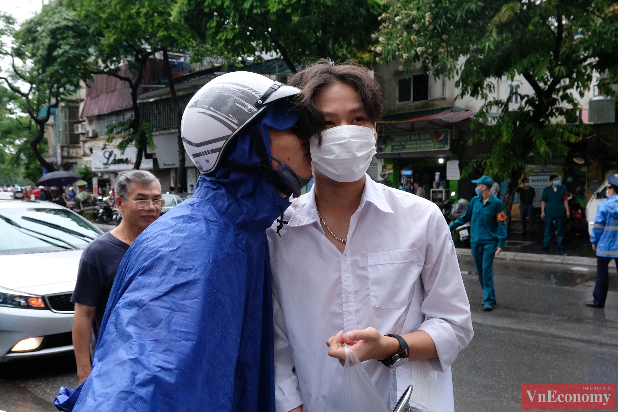 Một người bố kh&ocirc;ng ngần ngại trao nụ h&ocirc;n động vi&ecirc;n cho con trai ngay giữa phố.