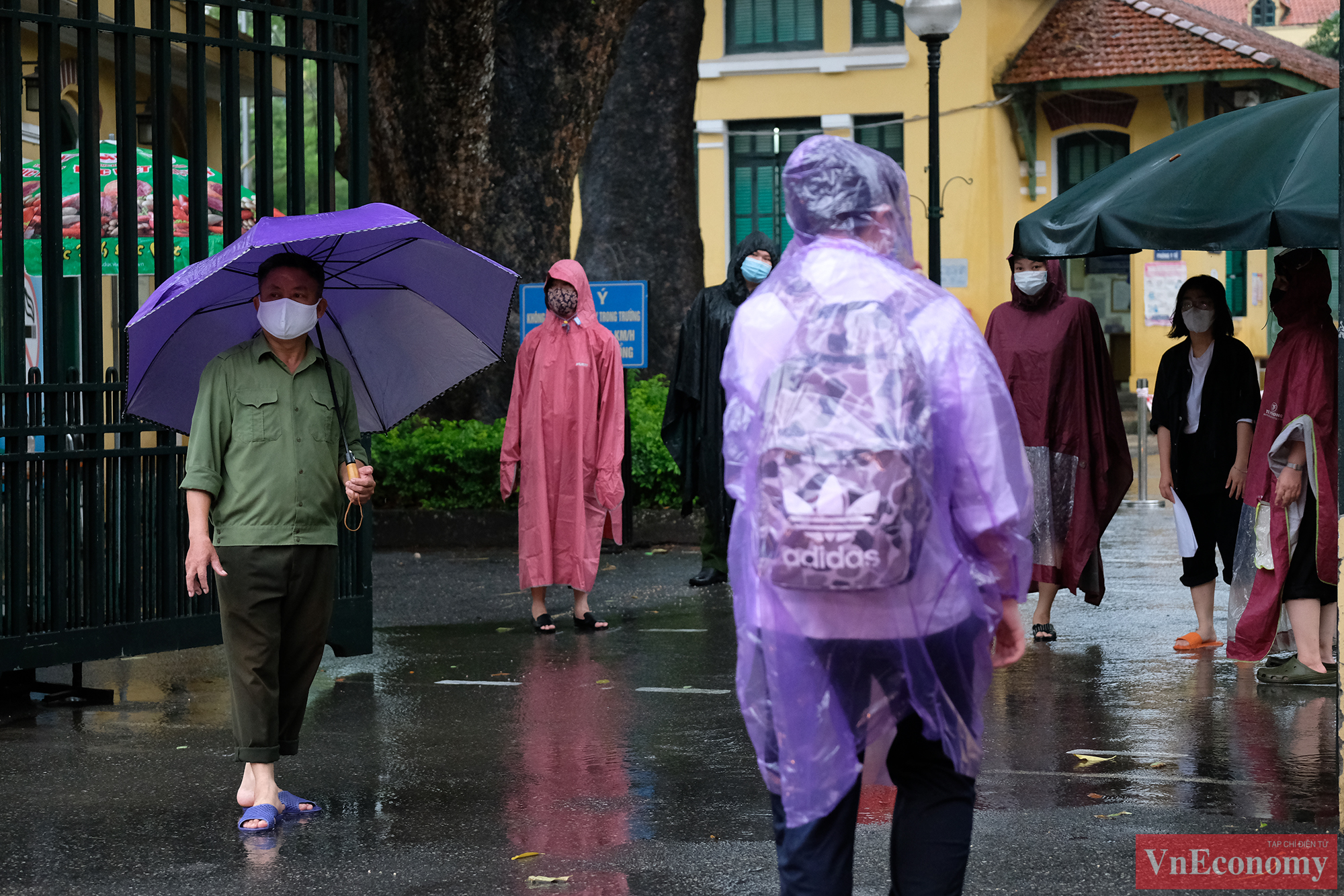 Mưa to, nhiều phụ huynh v&agrave; học sinh sợ ngập &uacute;ng, tắc đường n&ecirc;n tới điểm thi từ sớm.