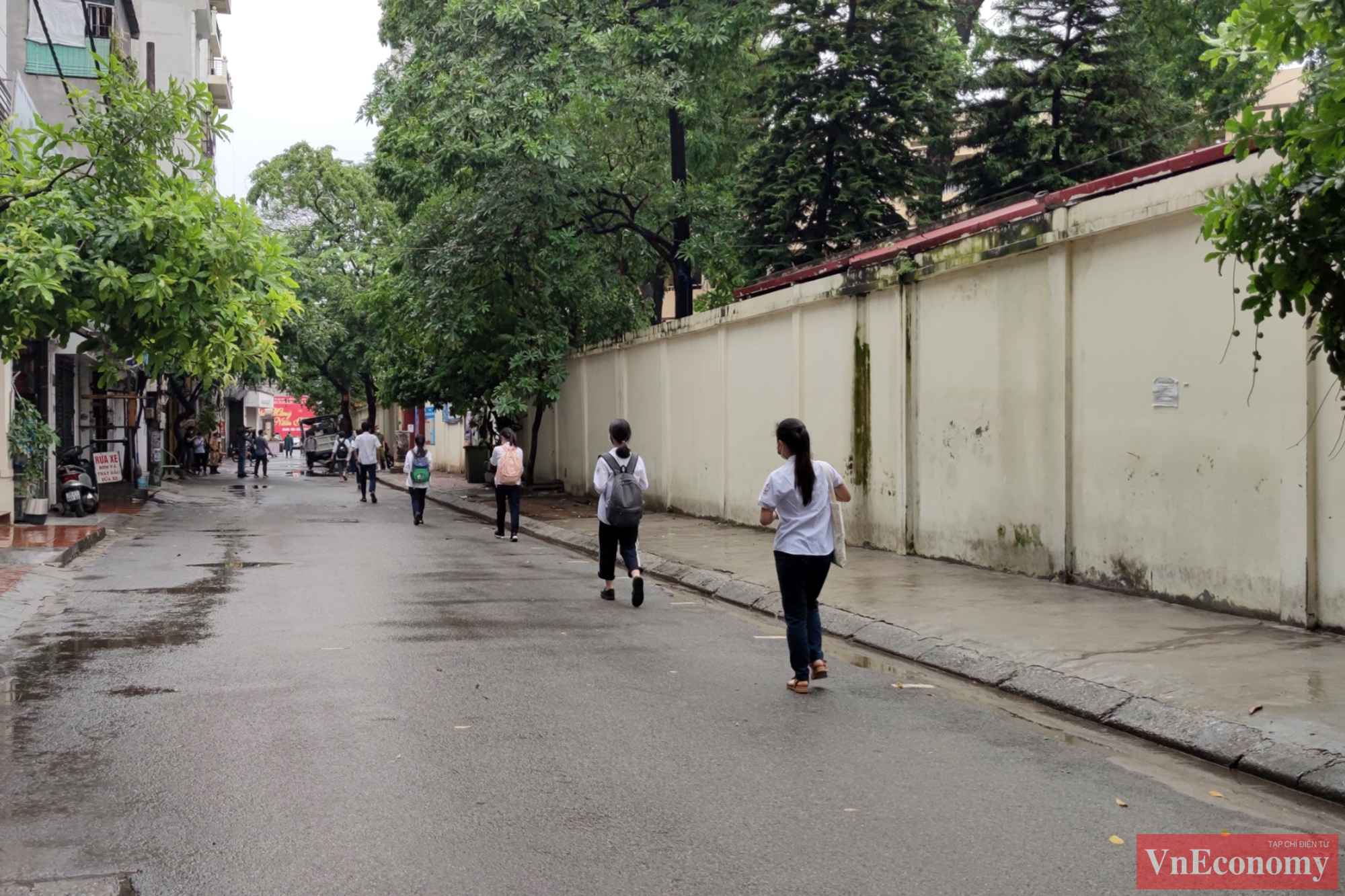 Để hỗ trợ phụ huynh, nhiều quận huyện đ&atilde; bố tr&iacute; c&aacute;c điểm chờ d&agrave;nh cho phụ huynh chờ đ&oacute;n con trong l&uacute;c diễn ra kỳ thi. C&aacute;c điểm chờ n&agrave;y cũng được phun khử khuẩn, thực hiện c&aacute;c giải ph&aacute;p ph&ograve;ng dịch như tại điểm thi.