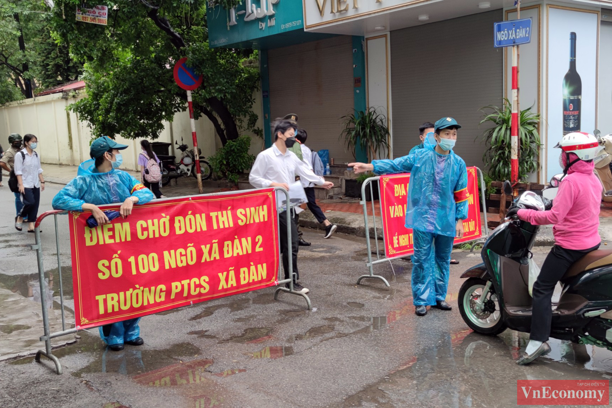 Năm nay, H&agrave; Nội c&oacute; tr&ecirc;n 93.000 th&iacute; sinh dự thi v&agrave;o lớp 10, với gần 4.000 ph&ograve;ng thi tại 184 điểm thi.