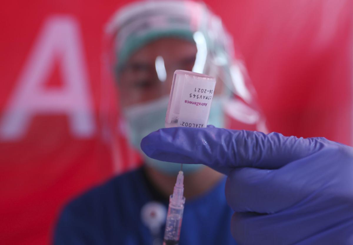 CDC cho biết đang xem x&eacute;t t&igrave;nh trạng vi&ecirc;m tim ở một số &ldquo;tương đối &iacute;t&rdquo; những người được ti&ecirc;m vaccine Covid-19.