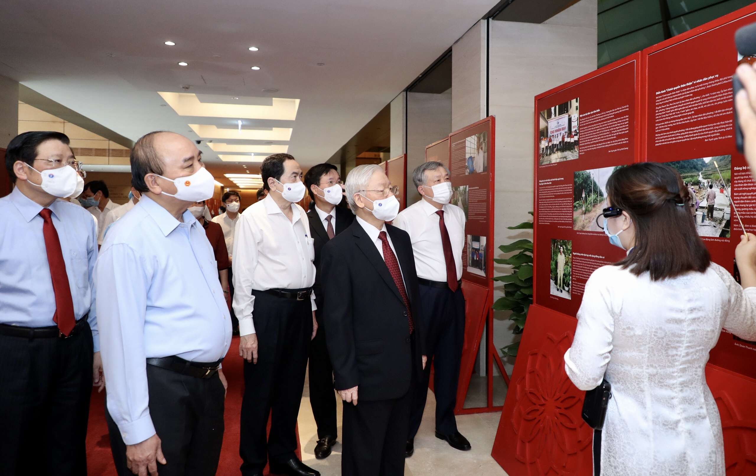 Tổng Bí thư Nguyễn Phú Trọng, Chủ tịch nước Nguyễn Xuân Phúc và các đại biểu tham quan, nghe giới thiệu tại triển lãm - Ảnh: VGP/Nhật Bắc