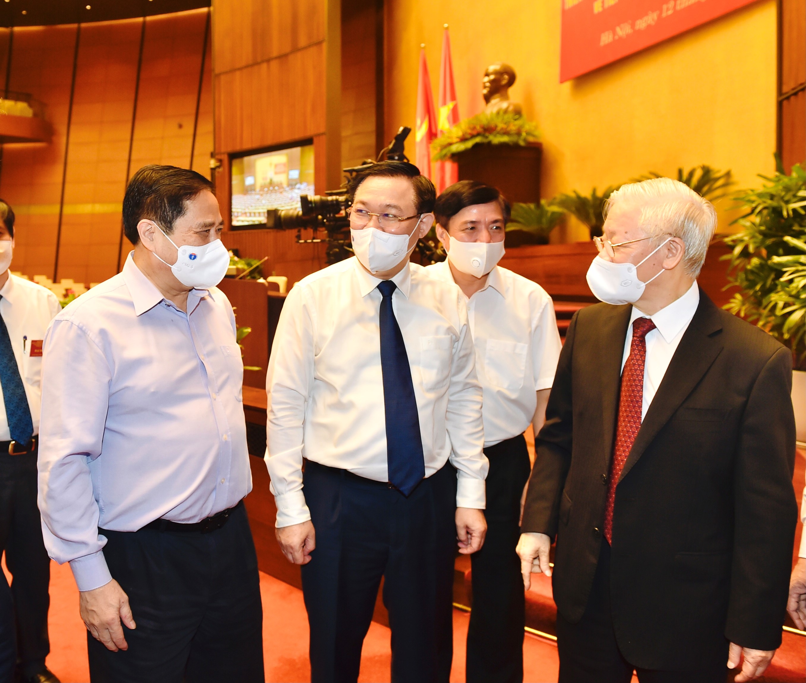 T&ocirc;̉ng Bí thư Nguy&ecirc;̃n Phú Trọng, Thủ tướng Chính phủ Phạm Minh Chính, Chủ tịch Qu&ocirc;́c h&ocirc;̣i Vương Đình Hu&ecirc;̣ tại hội nghị - Ảnh: VGP/Nhật Bắc