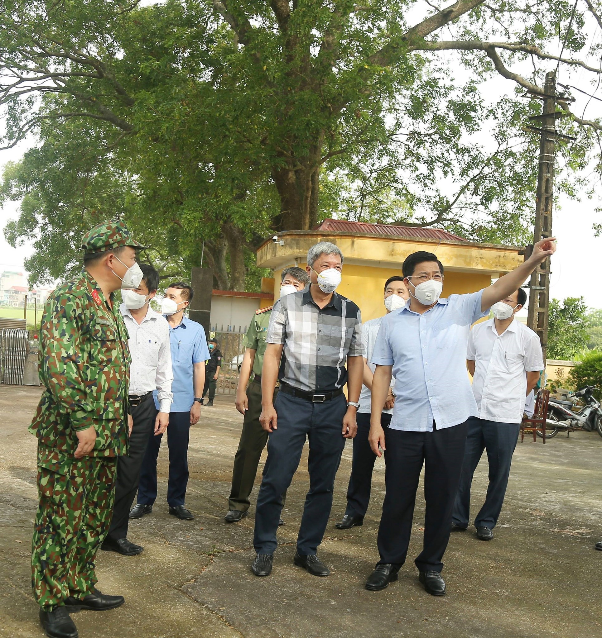 B&iacute; thư Tỉnh ủy Bắc Giang v&agrave; Thứ trưởng Bộ Y tế đi kiểm tra điểm c&aacute;ch ly tại Trường Cao đẳng Kỹ thuật&nbsp; c&ocirc;ng nghiệp tại x&atilde; T&acirc;n Dĩnh, huyện Lạng Giang, tỉnh Bắc Giang.