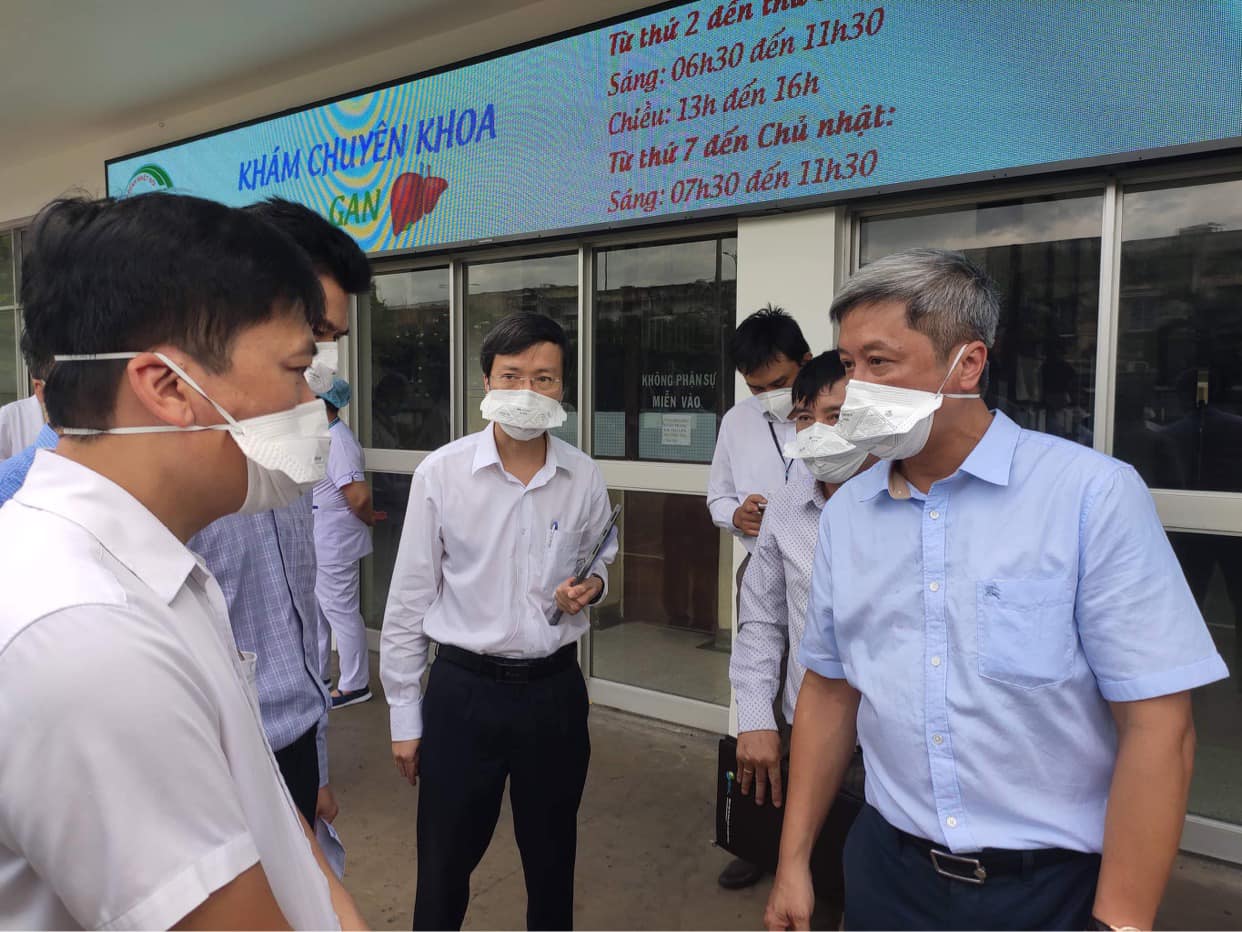  Thứ trưởng Nguyễn Trường Sơn và đoàn Bộ Y tế làm việc với lãnh đạo Bệnh viện Bệnh Nhiệt đới TP. HCM.