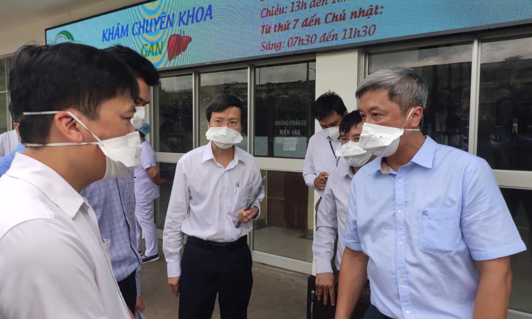Thứ trưởng Nguyễn Trường Sơn và đoàn Bộ Y tế làm việc với lãnh đạo Bệnh viện Bệnh Nhiệt đới TP. HCM.