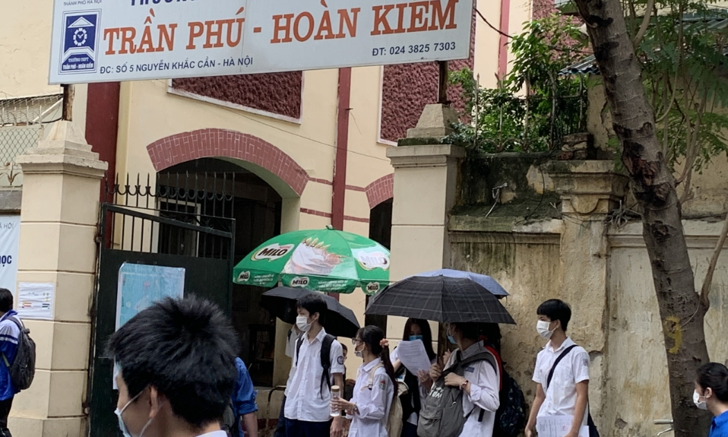 Thí sinh dự thi buổi thứ 2 ở Điểm thi Trường trung học phổ thông Trần Phú-Hoàn Kiếm