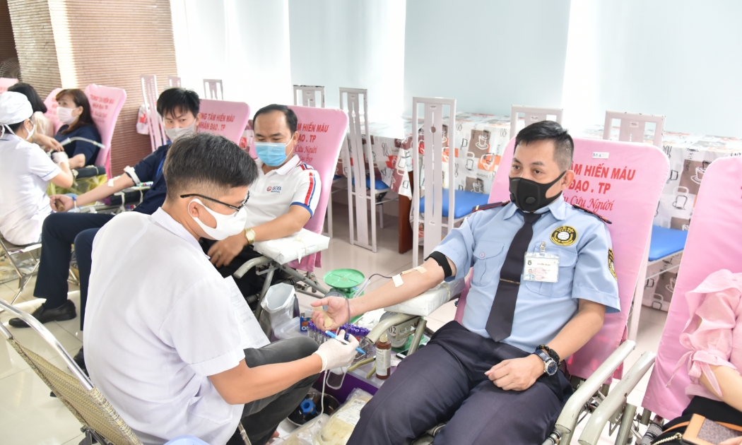 Nhiều người dân, tổ chức đoàn thể tại TP.HCM tham gia hiến máu nhân đạo trong mùa dịch Covid-19.