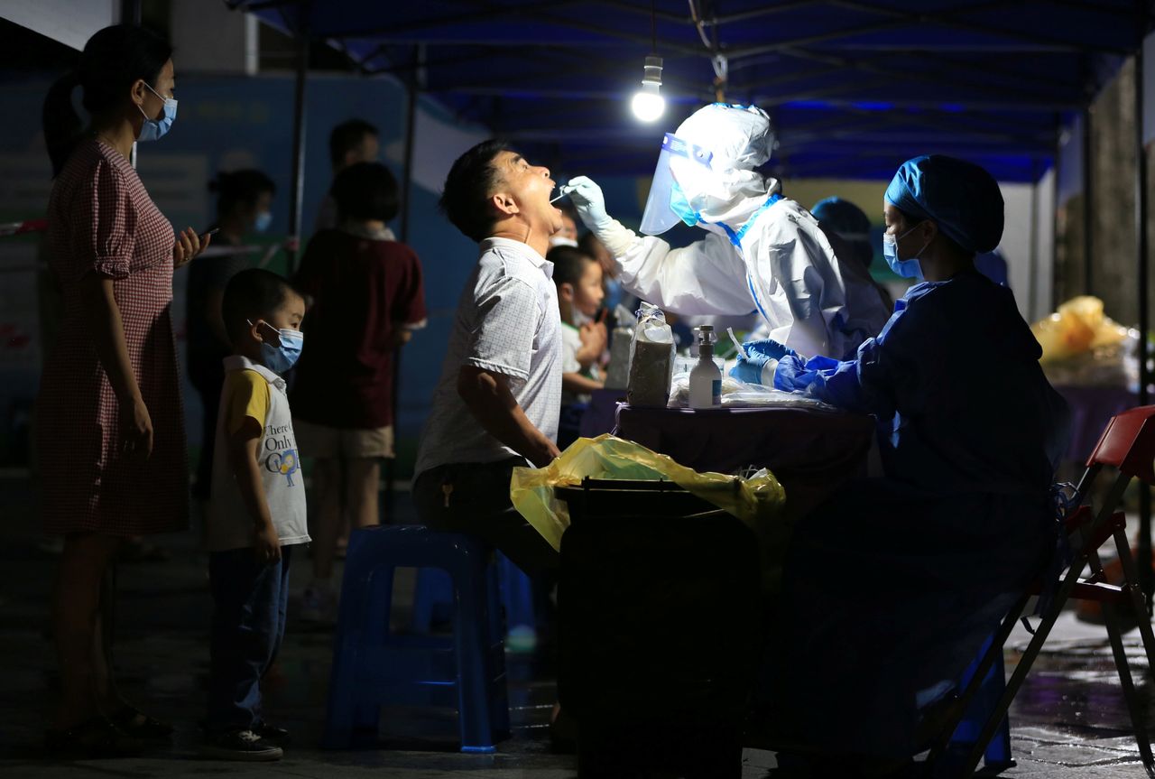 Lấy mẫu xét nghiệm Covid-19 tạiChu Hải, Trung Quốc ngày 8/6 - Ảnh: Reuters