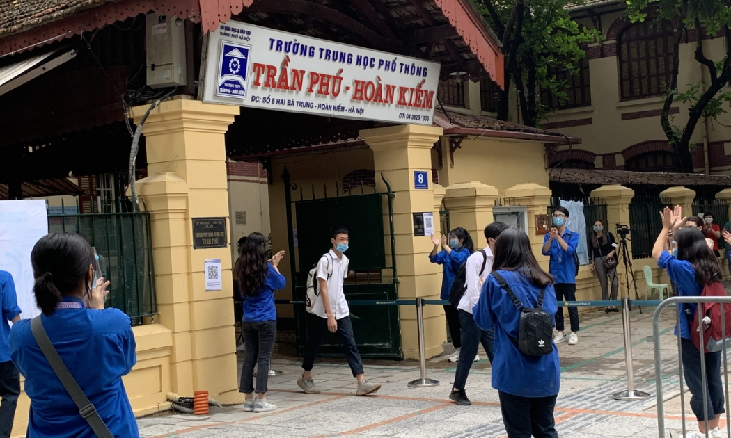 Học sinh hoàn thành bài thi tại điểm thi Trường trung học phổ thông Trần Phú-Hoàn Kiếm