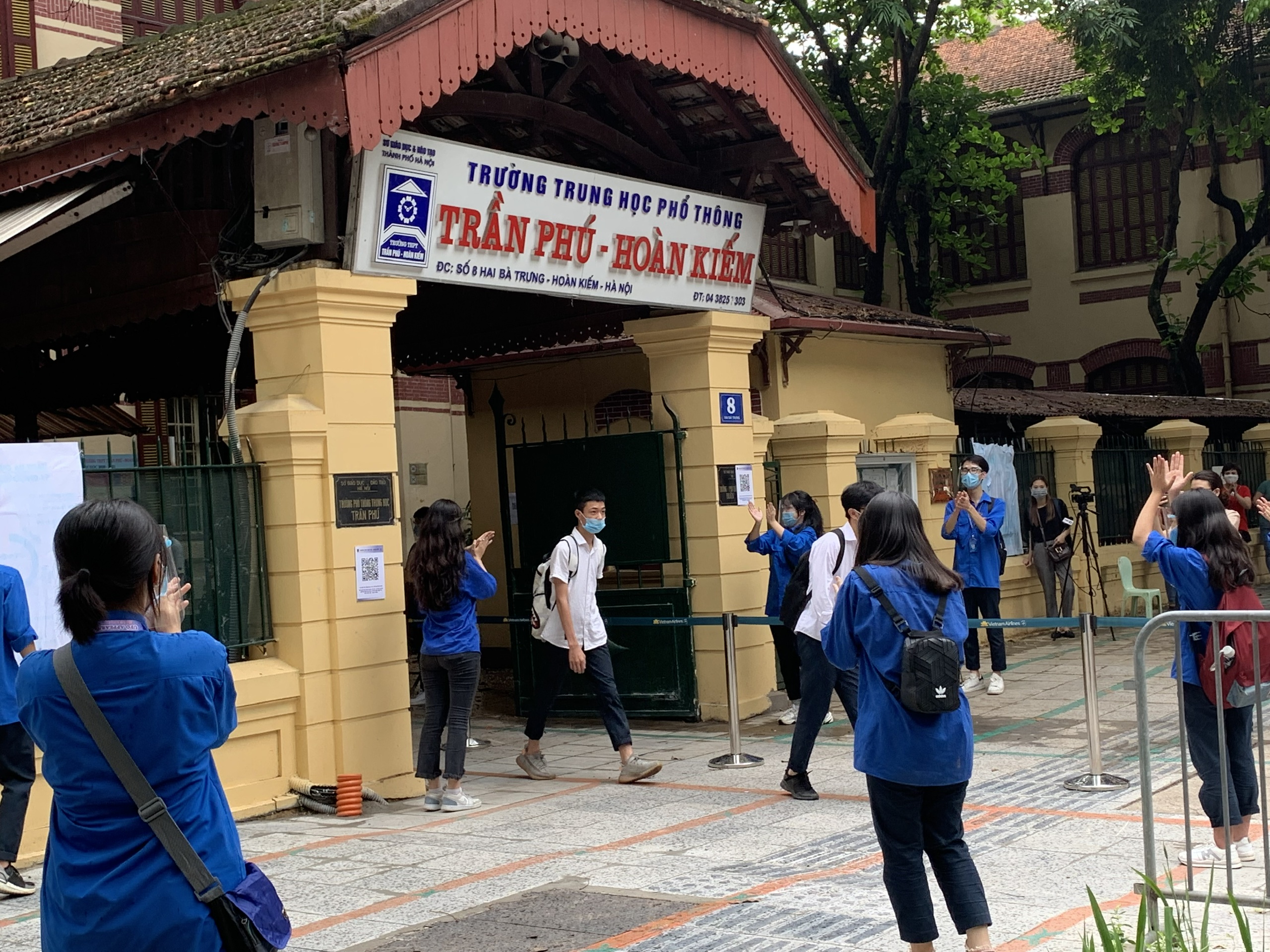 Học sinh hoàn thành bài thi tại điểm thi Trường trung học phổ thông Trần Phú-Hoàn Kiếm