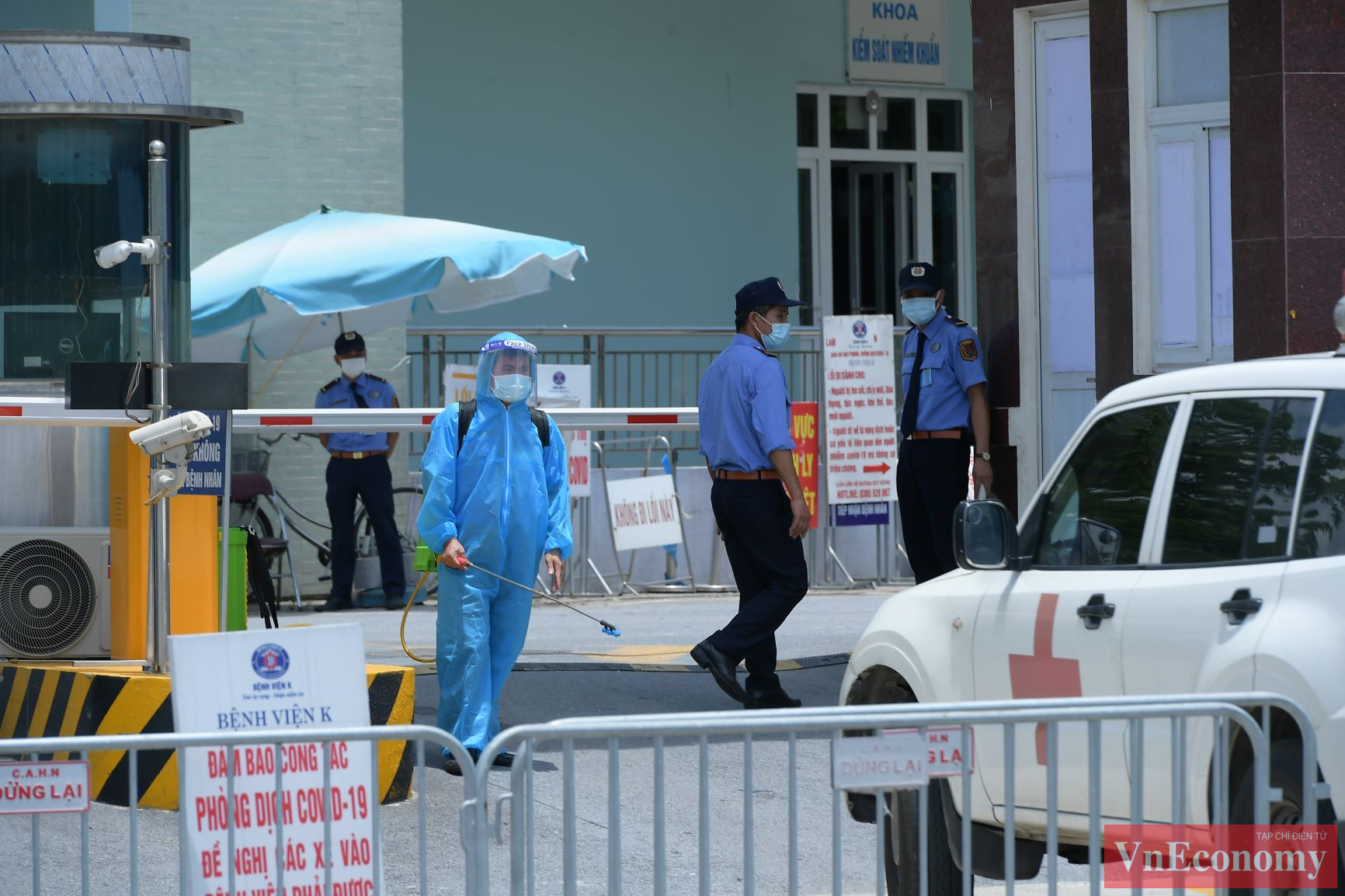 Bệnh viện K cơ sở T&acirc;n Triều trước giờ gỡ bỏ phong tỏa vẫn tiếp tục thực hiện nghi&ecirc;m t&uacute;c c&ocirc;ng t&aacute;c c&aacute;ch ly.&nbsp;Mọi xe ra v&agrave;o bệnh viện đều được phun khử khuẩn.