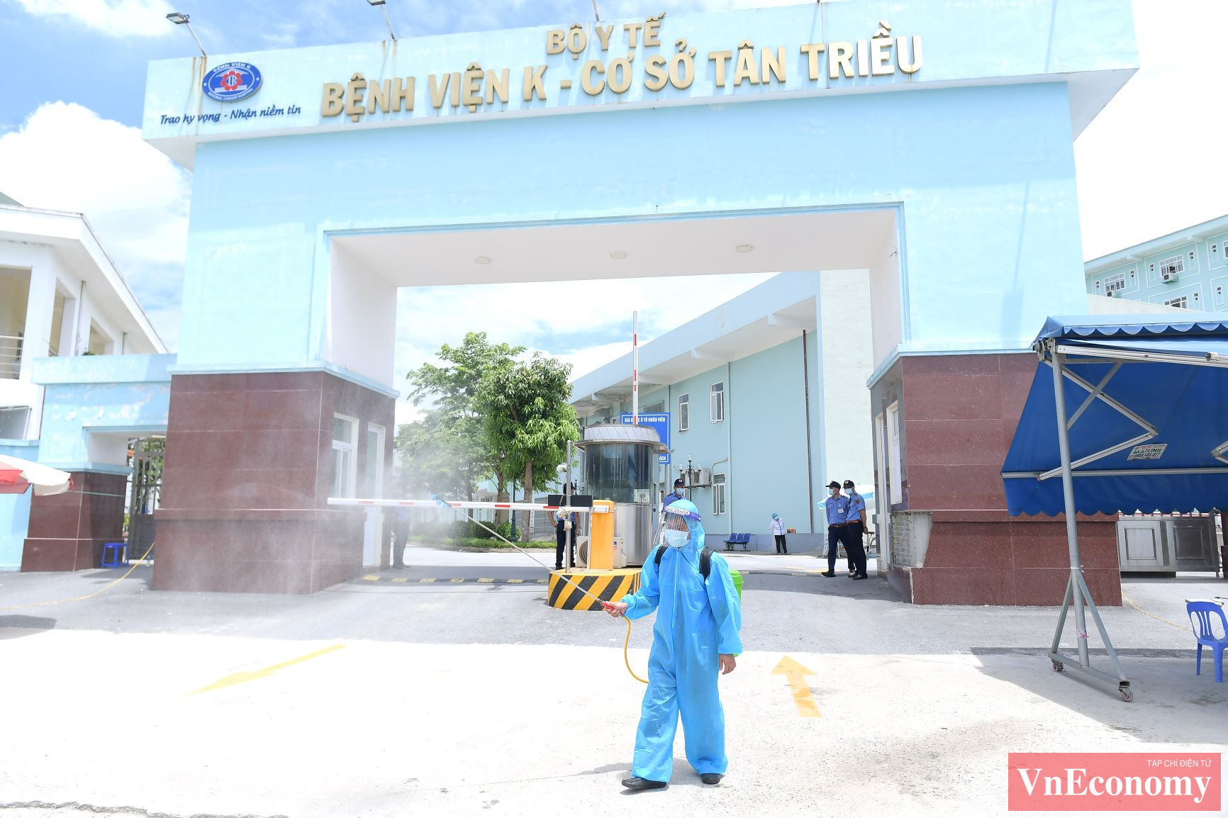 Hiện tại, chất lượng vệ sinh m&ocirc;i trường bệnh viện đ&atilde; đảm bảo cho c&ocirc;ng t&aacute;c hoạt động trở lại của Bệnh viện. Tuy nhi&ecirc;n, trước khi Bệnh viện hoạt động trở lại, to&agrave;n bộ c&aacute;c khoa ph&ograve;ng sẽ được vệ sinh th&ecirc;m một lần nữa.