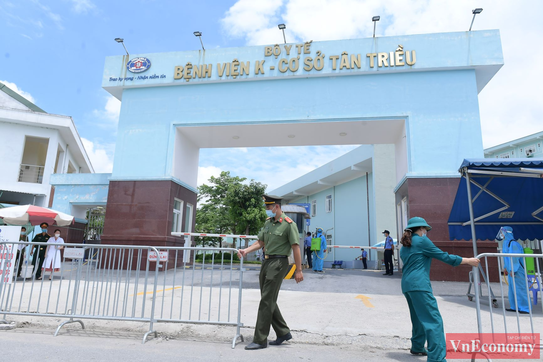 Những h&agrave;ng r&agrave;o phong tỏa&nbsp;ch&iacute;nh thức được dỡ bỏ v&agrave;o l&uacute;c 12 giờ trưa ng&agrave;y 14/6.