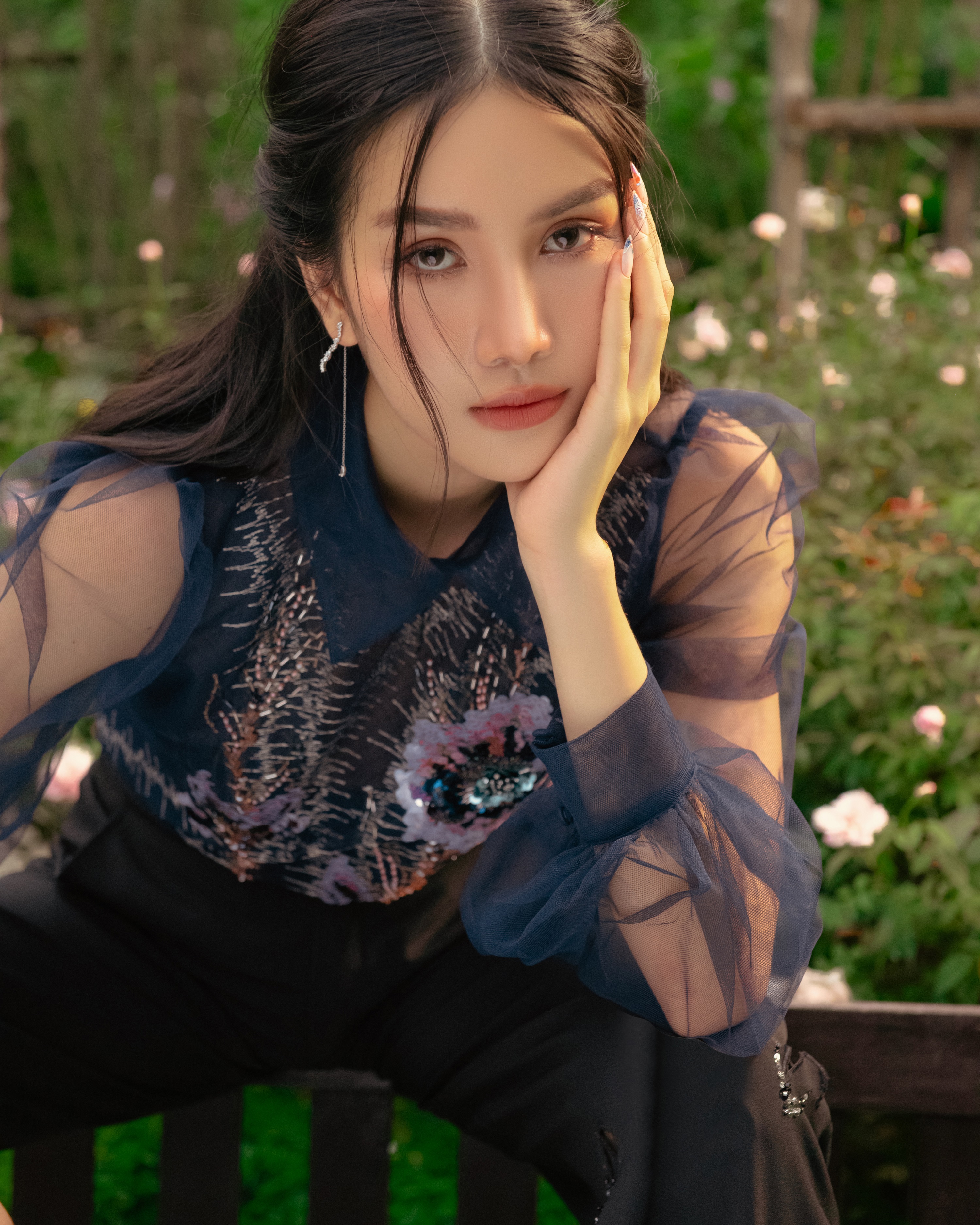 Bộ sưu tập gồm những thiết kế cầu kỳ với điểm nhấn l&agrave; c&aacute;c chi tiết đ&iacute;nh kết thủ c&ocirc;ng tinh xảo.