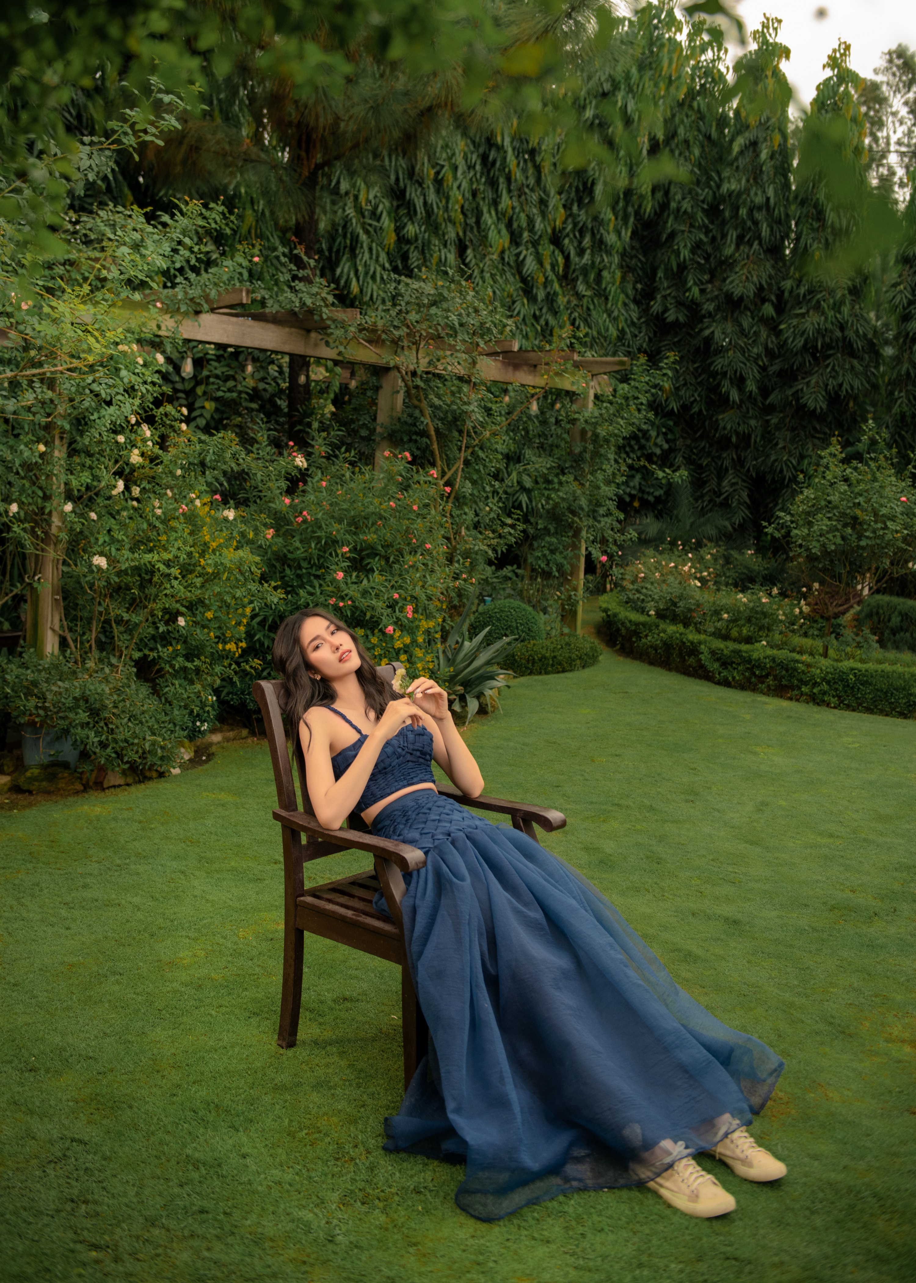 &Aacute; hậu Phương Anh h&oacute;a th&acirc;n th&agrave;nh n&agrave;ng thơ trong khu vườn m&ugrave;a h&egrave;.