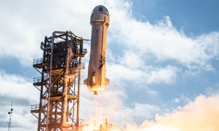 Tàu tên lửa New Shepard trong một chuyến bay thử - Ảnh: Blue Origin.