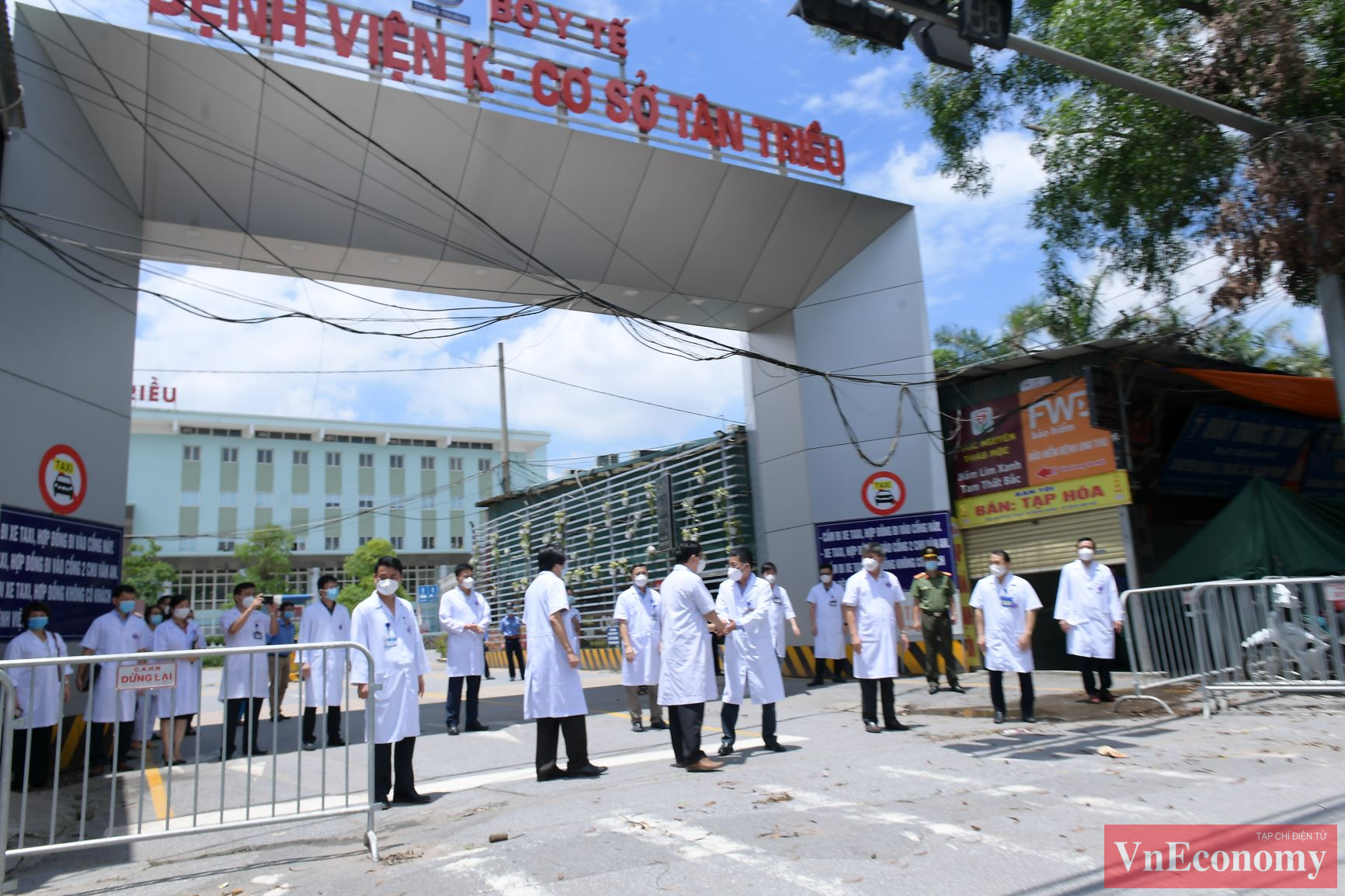 Giây phút chờ đợi nhất sau 36 ngày cách ly chống dịch Covid-19 của của cán bộ nhân viên y tế Bệnh viện K cơ sở Tân Triều- những hàng rào cách ly đã được gỡ bỏ.