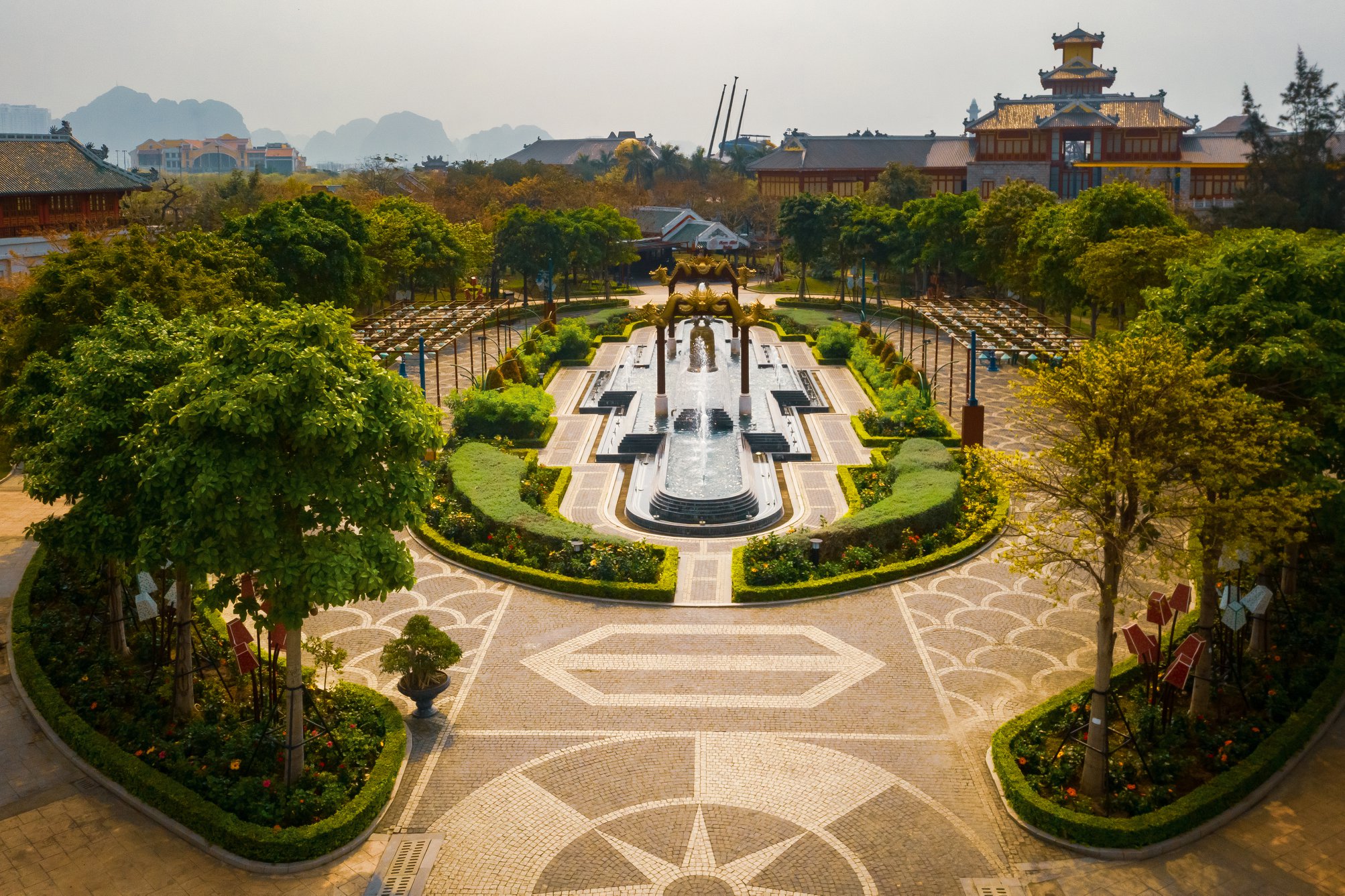 Nhiều điểm du lịch tại Quảng Ninh đ&atilde; mở cửa trở lại nhưng chưa c&oacute; du kh&aacute;ch gh&eacute; thăm.