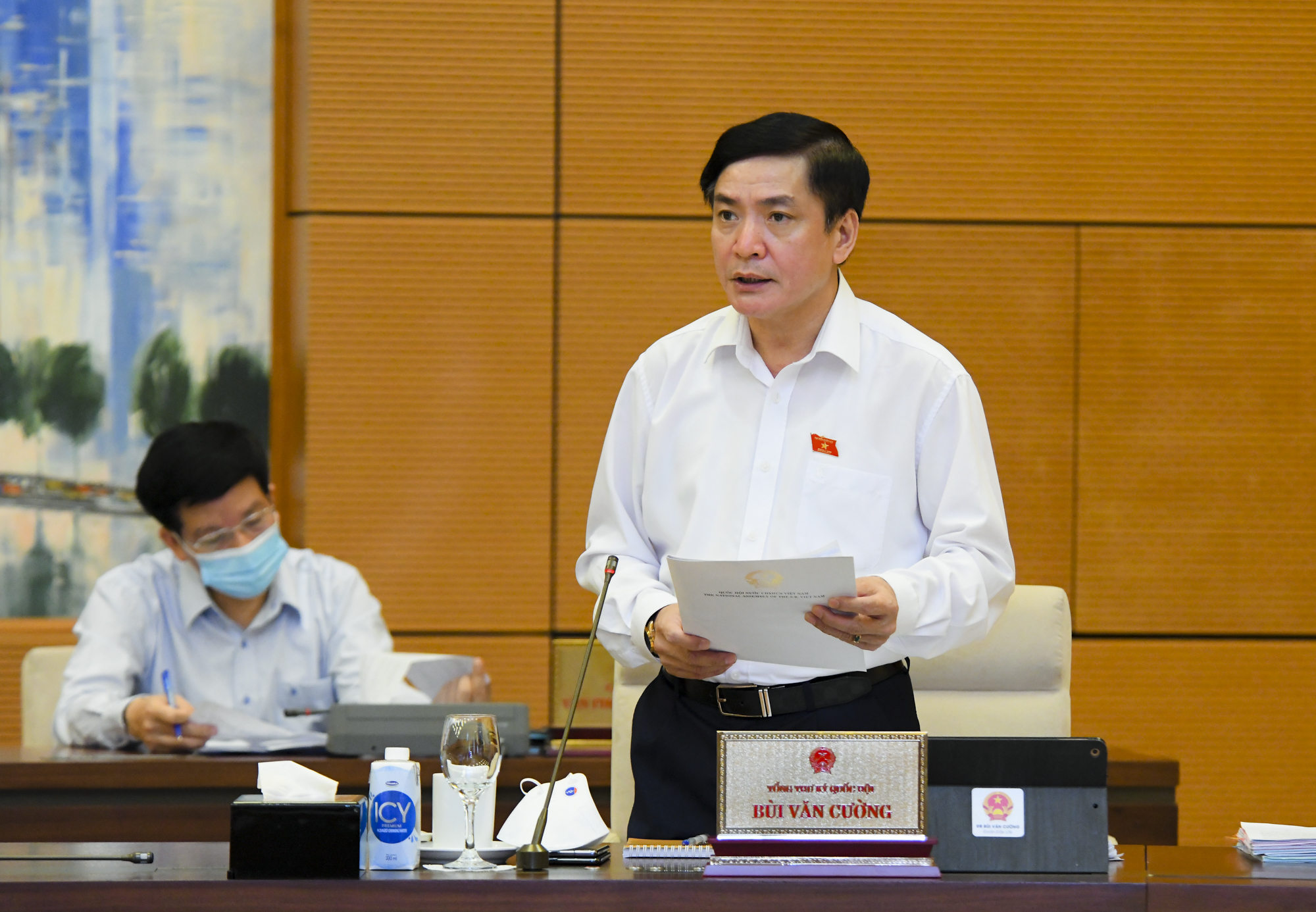 Tổng Thư k&yacute; Quốc hội, Chủ nhiệm Văn ph&ograve;ng Quốc hội, Ch&aacute;nh Văn ph&ograve;ng Hội đồng bầu cử quốc gia B&ugrave;i Văn Cường tại phi&ecirc;n họp - Ảnh: Quochoi.vn