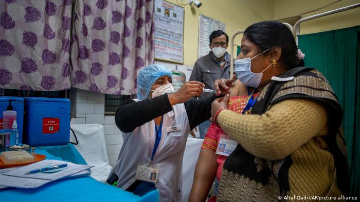 Tiêm vaccine Covid-19 tại một trung tâm y tế ở Ấn Độ - Ảnh: AP