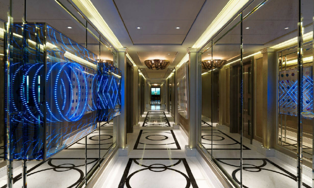 Từng thuộc sở hữu của ông trùm bất động sản London Nick Candy, căn penthouse này có 2 tầng, mỗi tầng rộng gần 850 m2, và tổng cộng 5 phòng ngủ. Candy đã sống tại đây cùng vợ và hai con gái trong khoảng 5 năm. Trong ảnh là hành lang của căn penthouse.