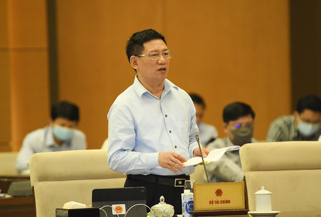 Bộ trưởng Bộ Tài chính Hồ Đức Phớc trình bày báo cáo tại phiên họp - Ảnh: Quochoi.vn