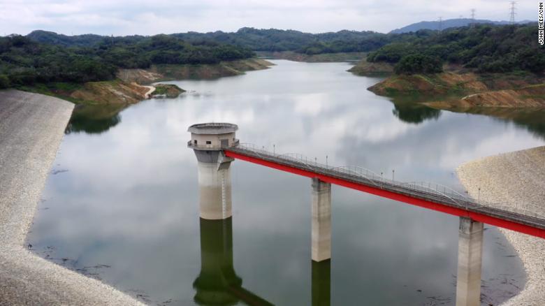 Hồ dự trữ nước Second Baoshan Reservoir ở phía Bắc Đài Loan, nguồn cung cấp nước cho nhà máy của TSMC và các hãng chip khác trong khu công nghệ cao Hsinchu, hiện chỉ còn 30% mức nước bình thường, cho dù mùa mưa ở Đài Loan đã bắt đầu vào tháng 5 - Ảnh: CNN.