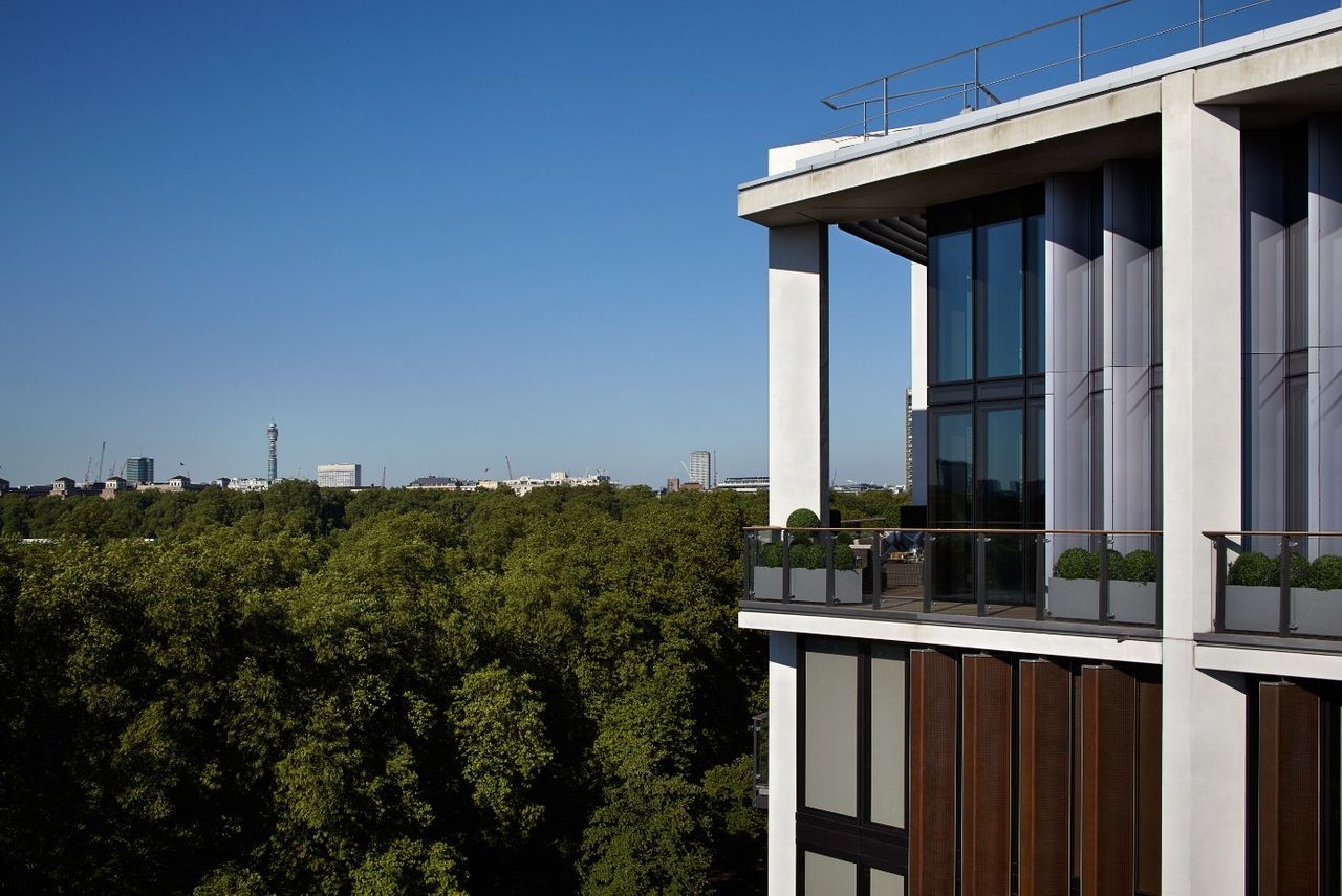 Không chỉ căn penthouse trên, tòa nhà One Hyde Park cũng có nhiều căn hộ đắt đỏ với giá từ khoảng 28 triệu USD. Đây là nơi có cửa hàng đồng hồ Rolex lớn nhất tại châu Âu cũng như cửa hàng McLaren với 6 siêu xe triệu đô sáng bóng được trưng bày. 