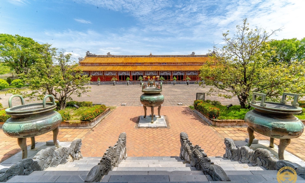 Cửu đỉnh gắn liền với thụy hiệu của các vua nhà Nguyễn, được đặt ở vị trí đối diện với án thờ các vua bên trong Thế Tổ Miếu. Ảnh: Trung tâm Bảo tồn Di tích Cố đô Huế