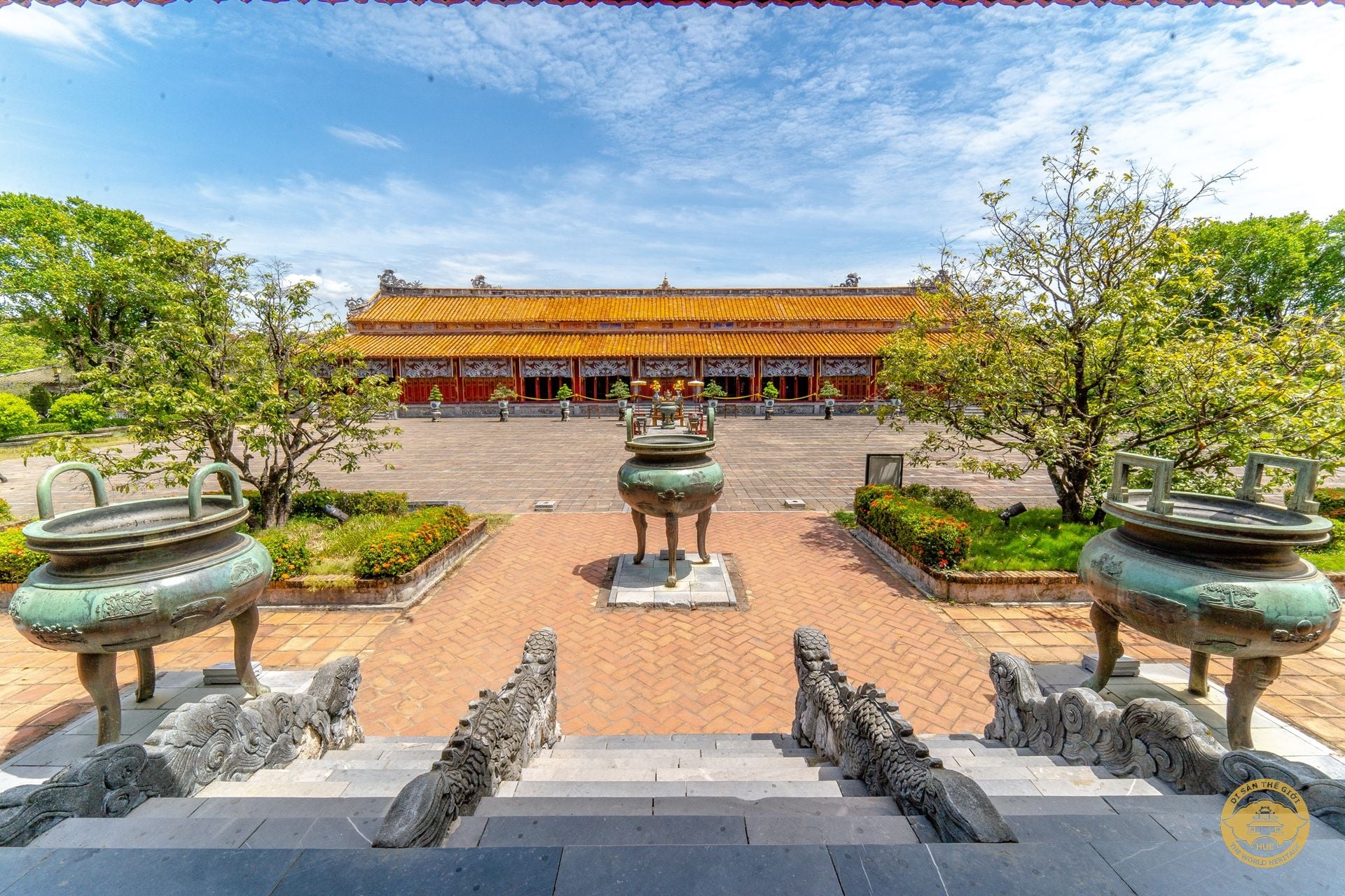 Cửu đỉnh gắn liền với thụy hiệu của các vua nhà Nguyễn, được đặt ở vị trí đối diện với án thờ các vua bên trong Thế Tổ Miếu. Ảnh: Trung tâm Bảo tồn Di tích Cố đô Huế
