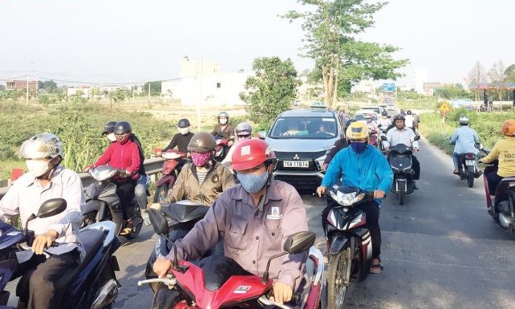 Phương tiện lưu thông trên tuyến Quốc lộ 24B, đoạn qua xã Tịnh Hà, huyện Sơn Tịnh, Quảng Ngãi