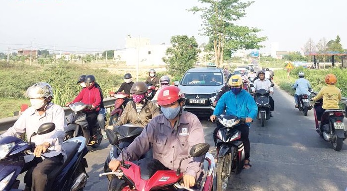 Phương tiện lưu thông trên tuyến Quốc lộ 24B, đoạn qua xã Tịnh Hà, huyện Sơn Tịnh, Quảng Ngãi