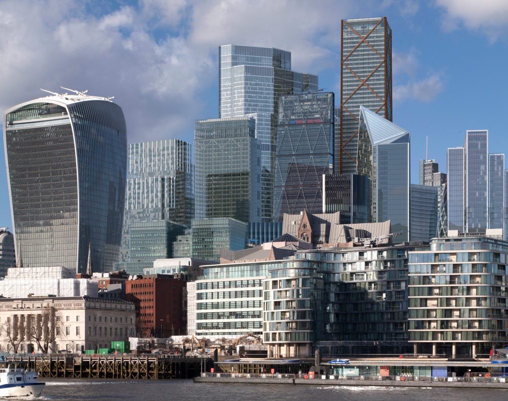 Theo Rory Penn, gi&aacute;m đốc Private Office, thuộc sở hữu của Knight Frank, bất chấp đại dịch, số lượng giao dịch bất động sản trị gi&aacute; tr&ecirc;n 10 triệu USD tại London trong năm 2020 vẫn cao nhất to&agrave;n cầu. Năm ngo&aacute;i, tổng gi&aacute; trị c&aacute;c giao dịch bất động sản từ 10 triệu USD trở l&ecirc;n ở thủ đ&ocirc; nước Anh l&agrave; 3,7 tỷ USD, vượt qua cả New York v&agrave; H&ocirc;ng K&ocirc;ng - hai thị trường bất động sản nổi tiếng đắt đỏ tr&ecirc;n thế giới.&nbsp;