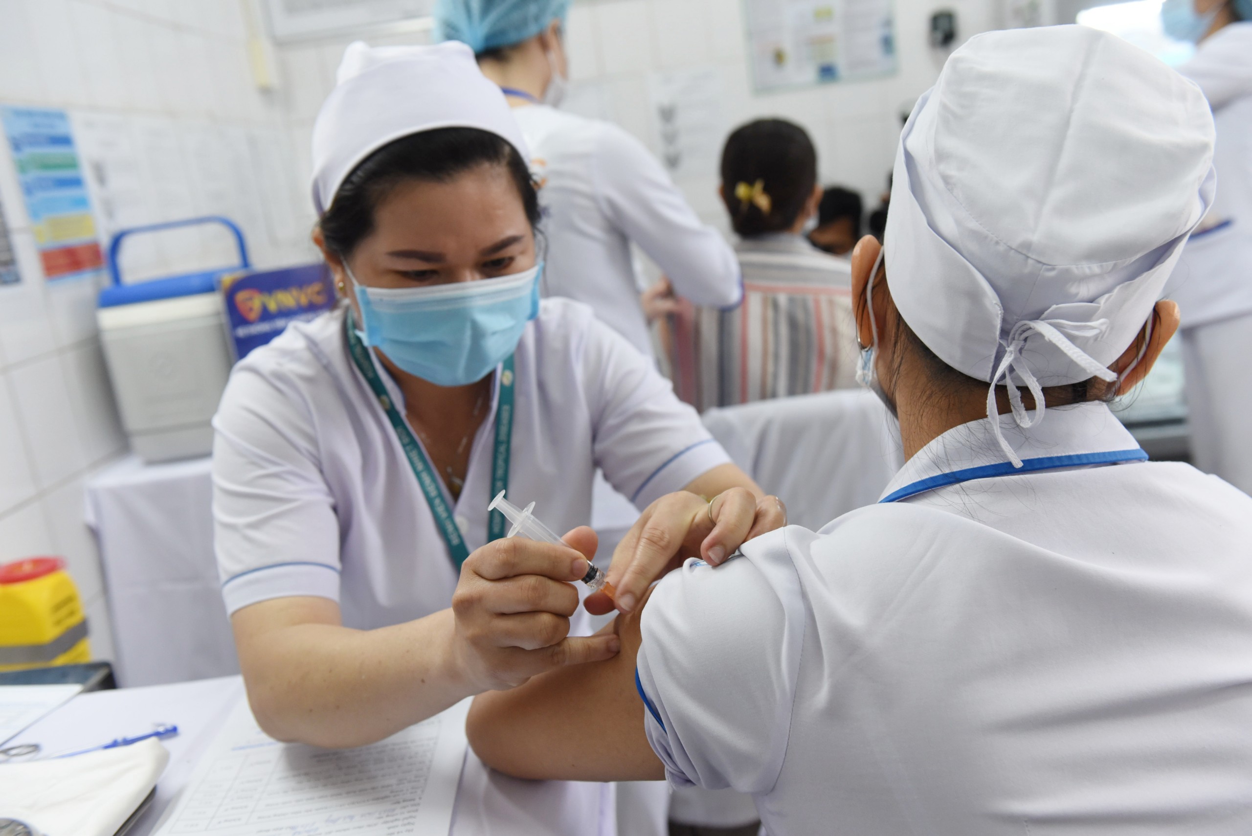 TP.HCM đẩy nhanh việc tiêm vaccine Covid-19 để ngăn ngừa lây lan nhanh trong cộng đồng.