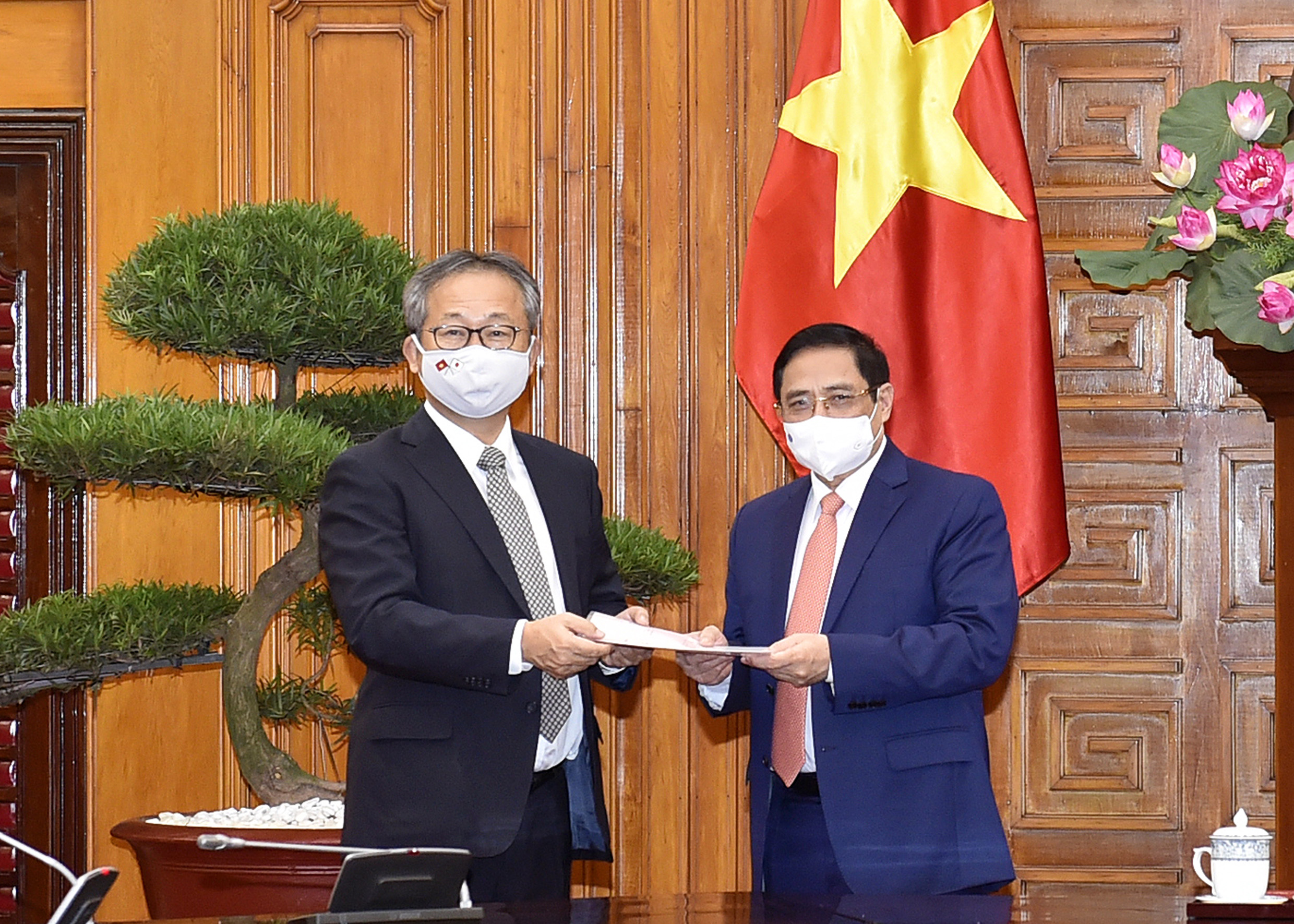 Đại sứ Nhật Bản chuyển thông điệp của Thủ tướng Nhật Bản Suga Yoshihide gửi Thủ tướng Chính phủ Phạm Minh Chính - Ảnh: VGP
