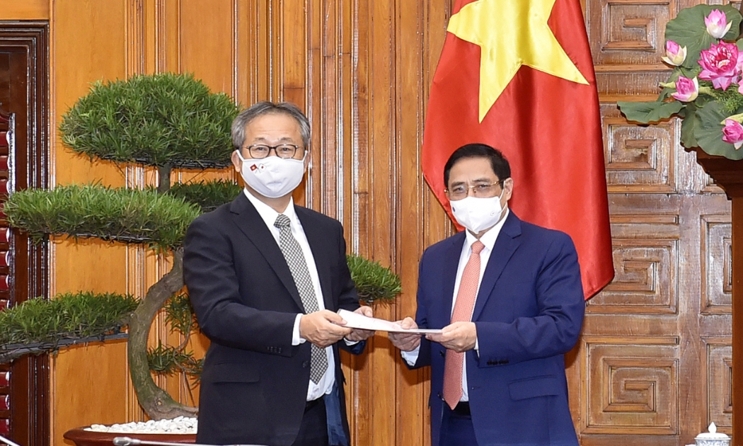 Đại sứ Nhật Bản chuyển thông điệp của Thủ tướng Nhật Bản Suga Yoshihide gửi Thủ tướng Chính phủ Phạm Minh Chính - Ảnh: VGP