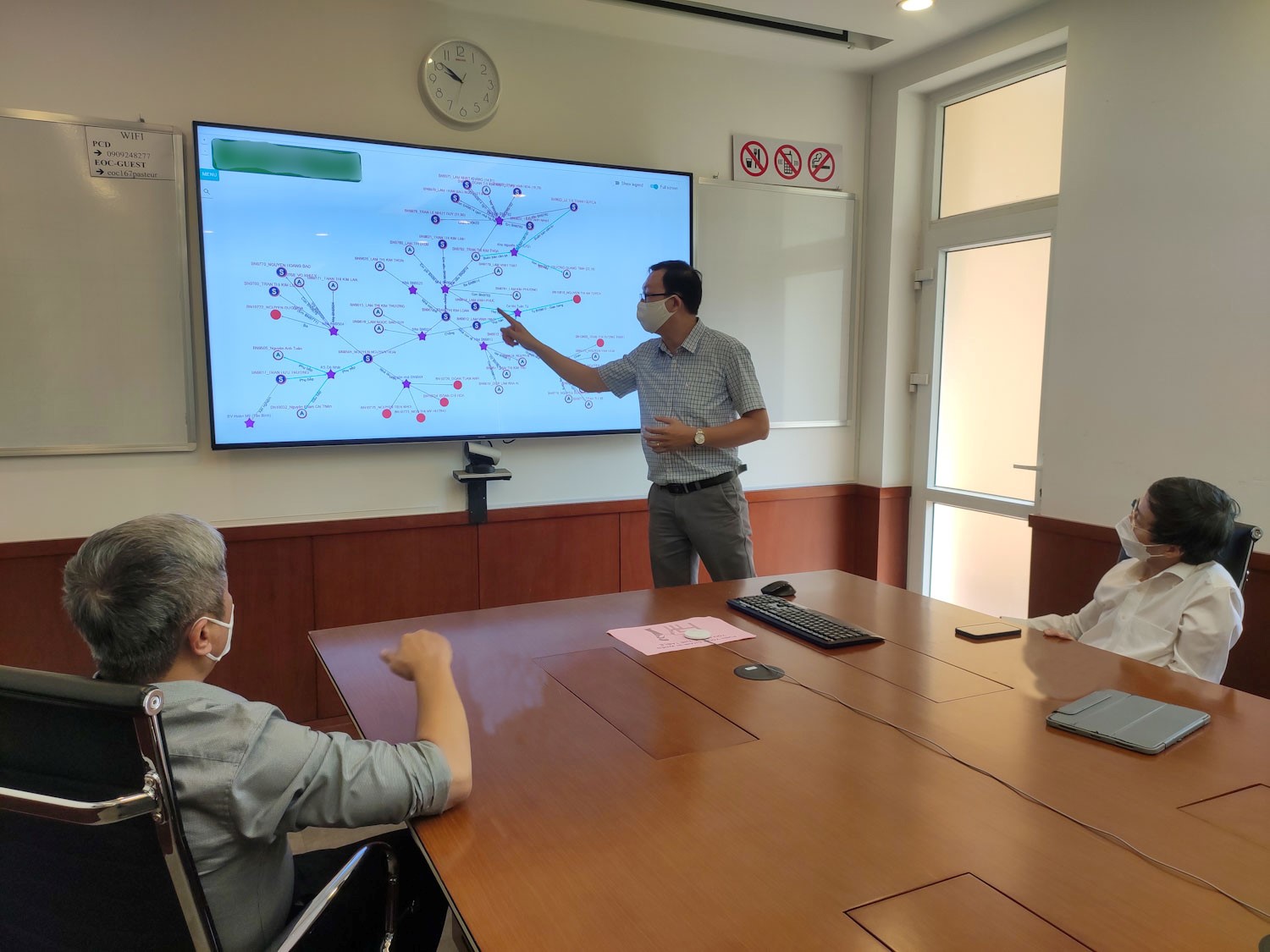 Thứ trưởng Nguyễn Trường Sơn nghe  báo cáo nhanh về các chuỗi lây nhiễm Covid-19 tại các tỉnh khu vực phía Nam.