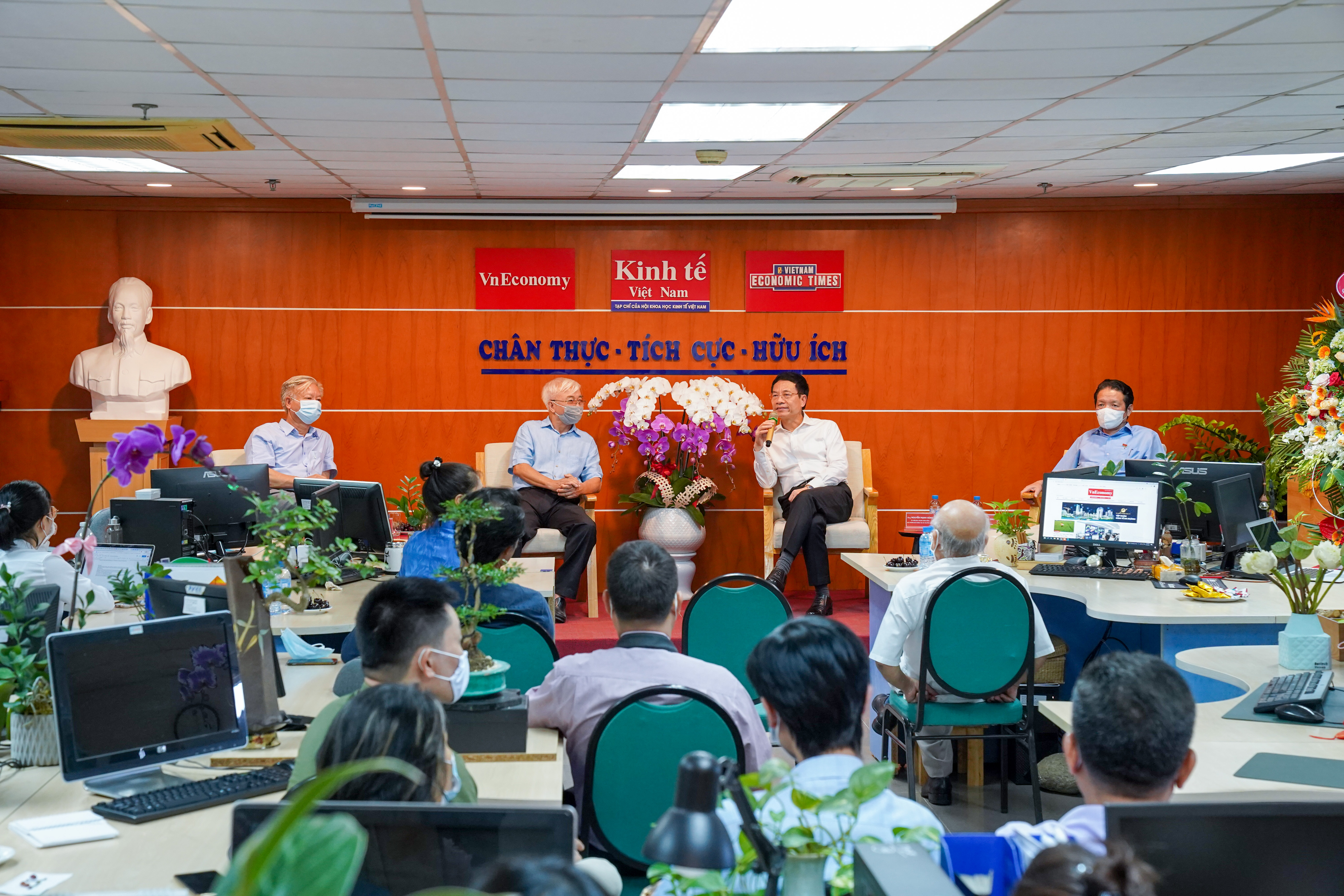 To&agrave;n cảnh buổi l&agrave;m việc ng&agrave;y 16/6/2021. Ảnh: Việt Tuấn.