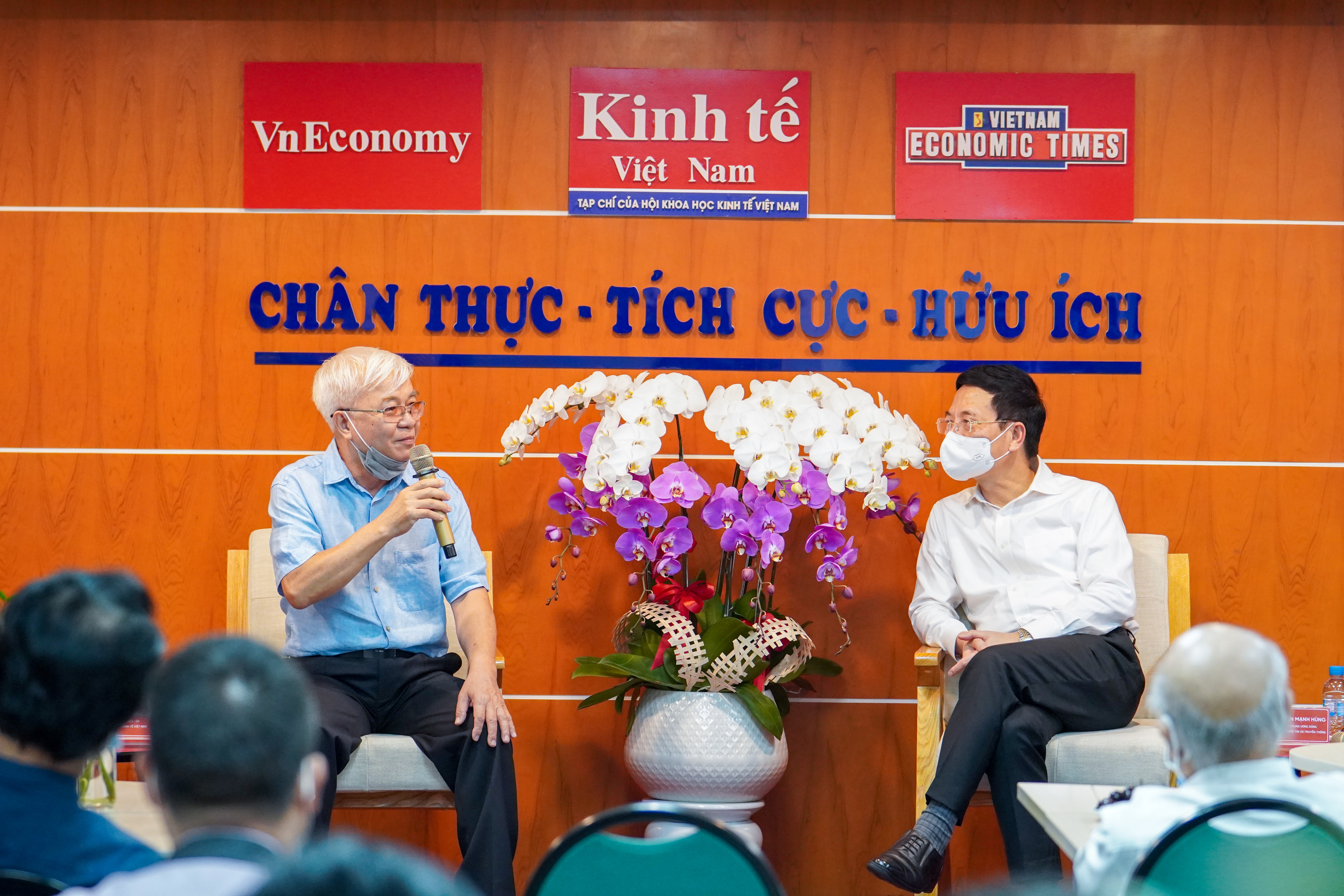 Thay mặt toàn thể cán bộ, phóng viên, biên tập viên của Tạp chí Kinh tế Việt Nam, Tổng Biên tập Chử Văn Lâm đã cảm ơn Bộ trưởng Nguyễn Mạnh Hùng và các đồng chí lãnh đạo Bộ Thông tin và Truyền thông đã quan tâm, động viên, ủng hộ và chỉ hướng đi trọng tâm trong tương lai. Ảnh: Việt Tuấn.