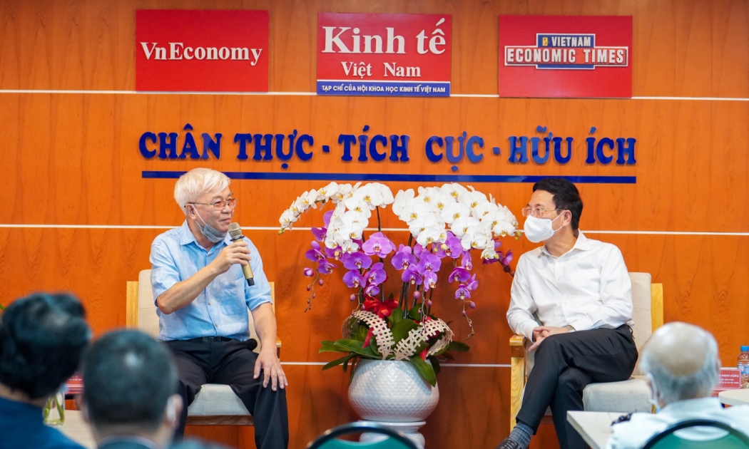 Thay mặt toàn thể cán bộ, phóng viên, biên tập viên của Tạp chí Kinh tế Việt Nam, Tổng Biên tập Chử Văn Lâm đã cảm ơn Bộ trưởng Nguyễn Mạnh Hùng và các đồng chí lãnh đạo Bộ Thông tin và Truyền thông đã quan tâm, động viên, ủng hộ và chỉ hướng đi trọng tâm trong tương lai. Ảnh: Việt Tuấn.