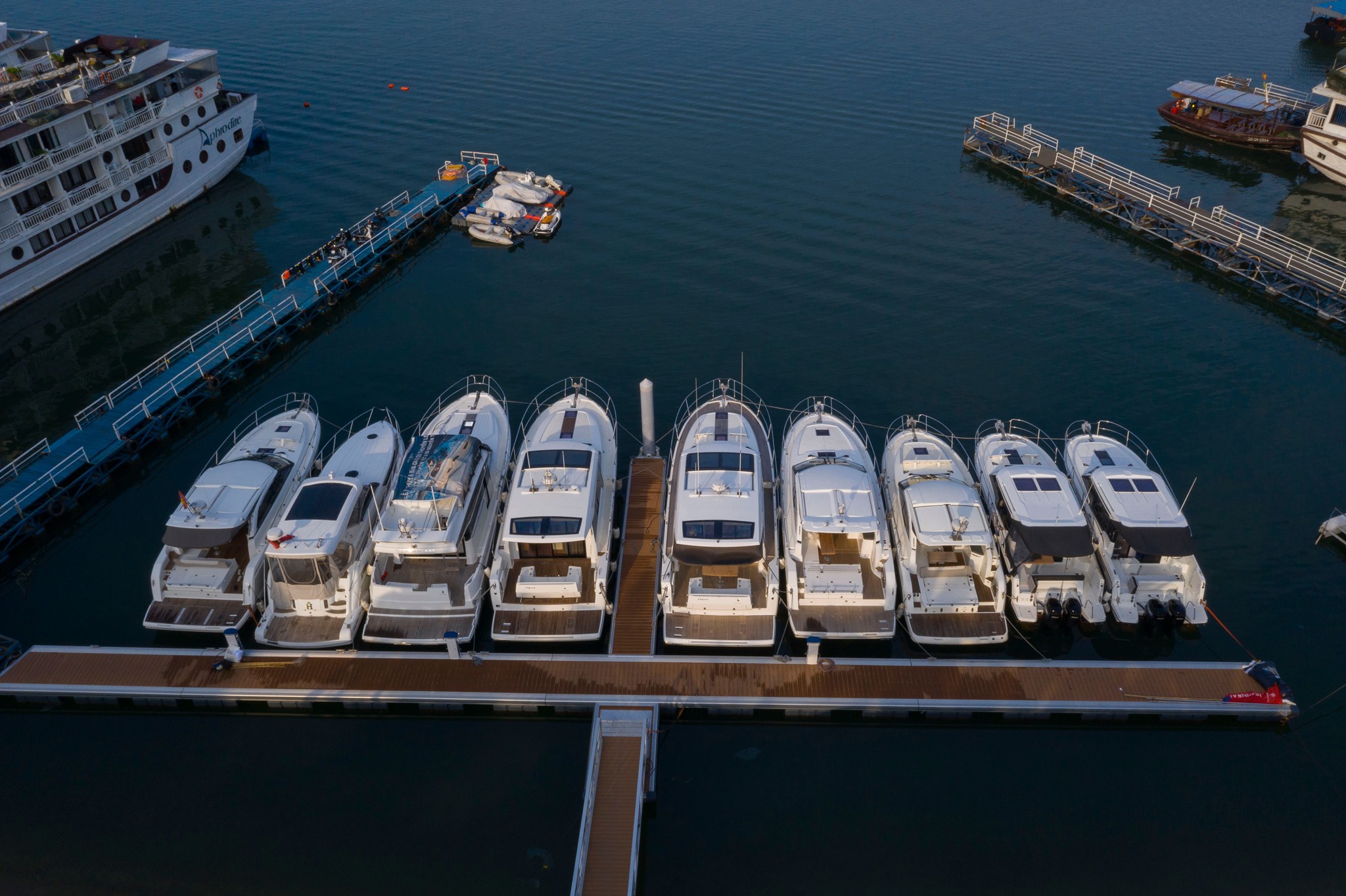 Hơn 500 tàu du lịch Hạ Long nằm "đóng băng" tại bến.