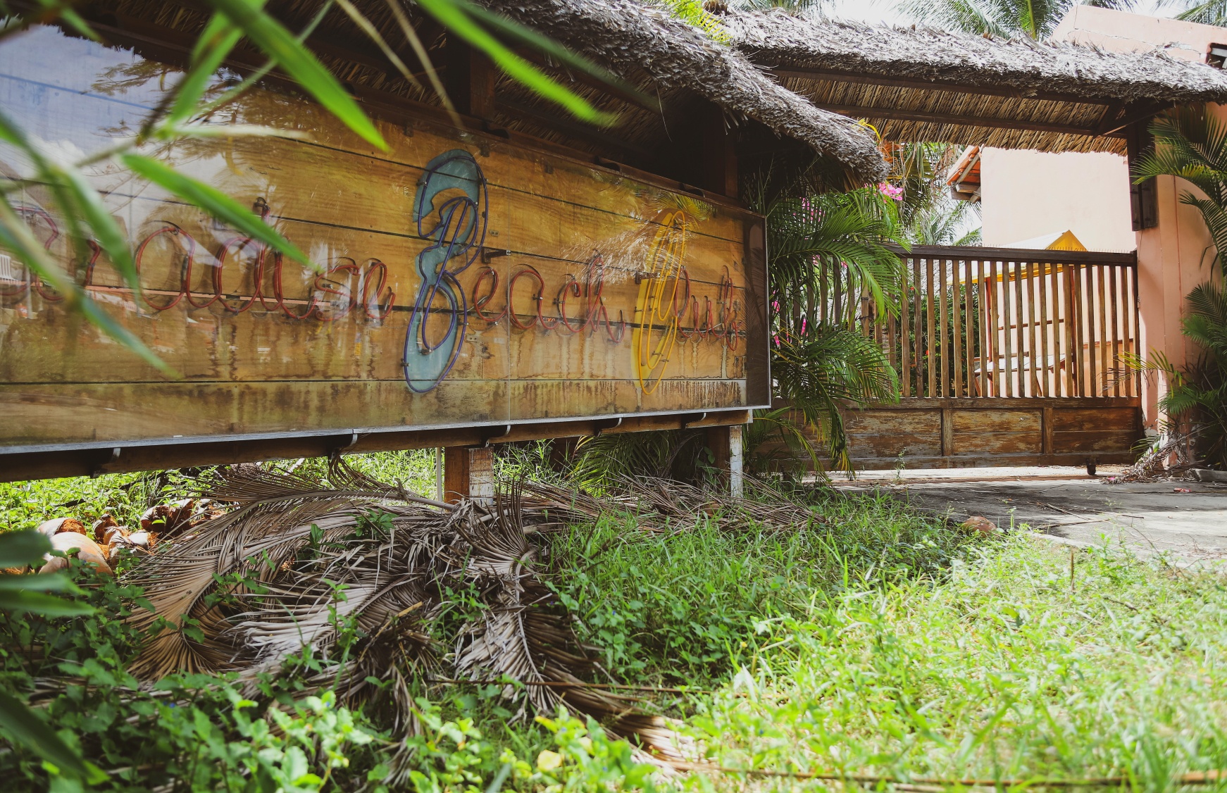 Nhi&ecirc;̀u khu nghỉ dưỡng vay v&ocirc;́n đ&ecirc;̉ đ&acirc;̀u tư cơ sở hạ t&acirc;̀ng, chưa kịp thu h&ocirc;̀i thì đã tạm thời phải đóng cửa.